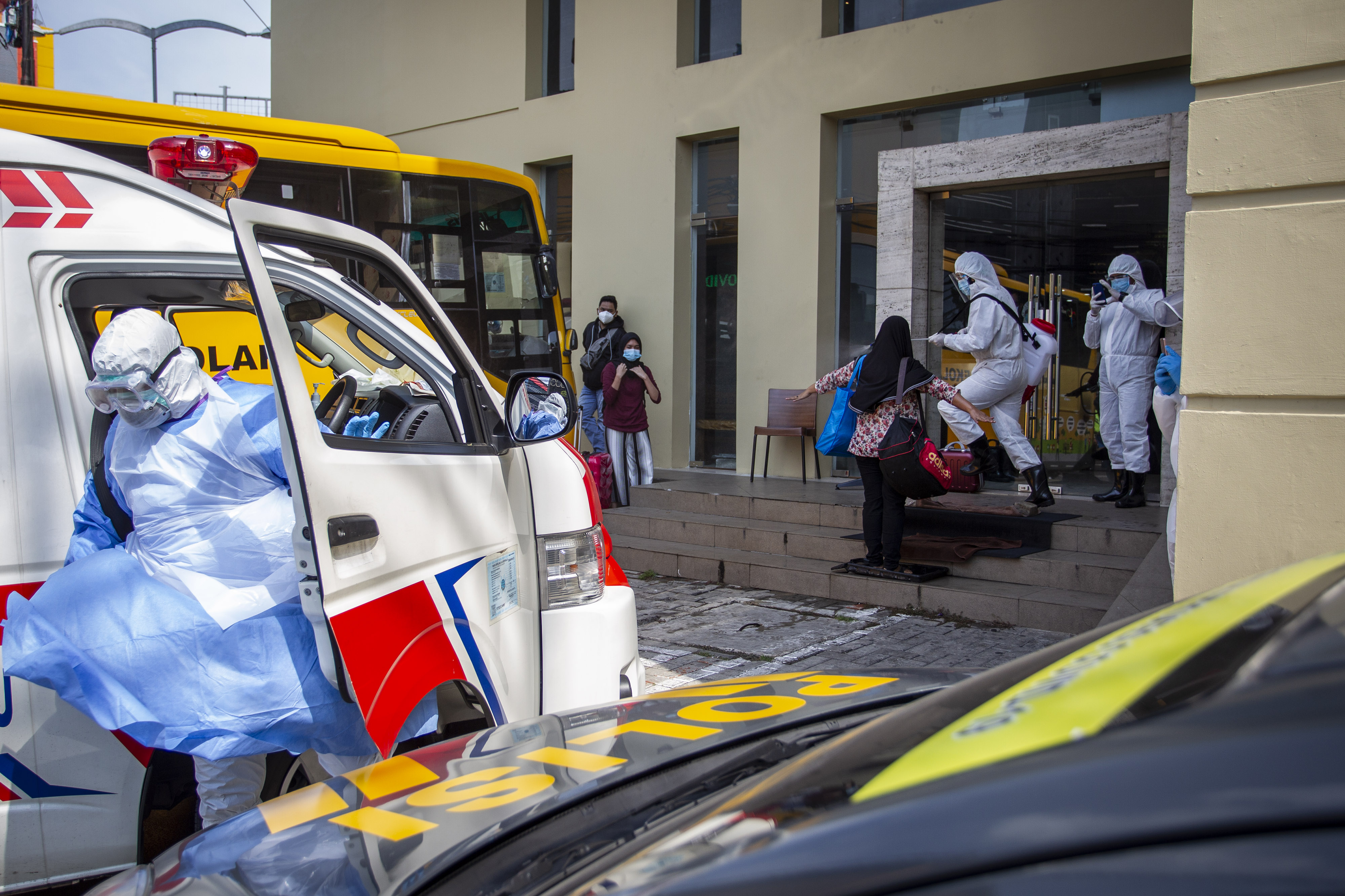 Petugas kesehatan mempersiapkan hotel untuk merawat pasien Covid-19