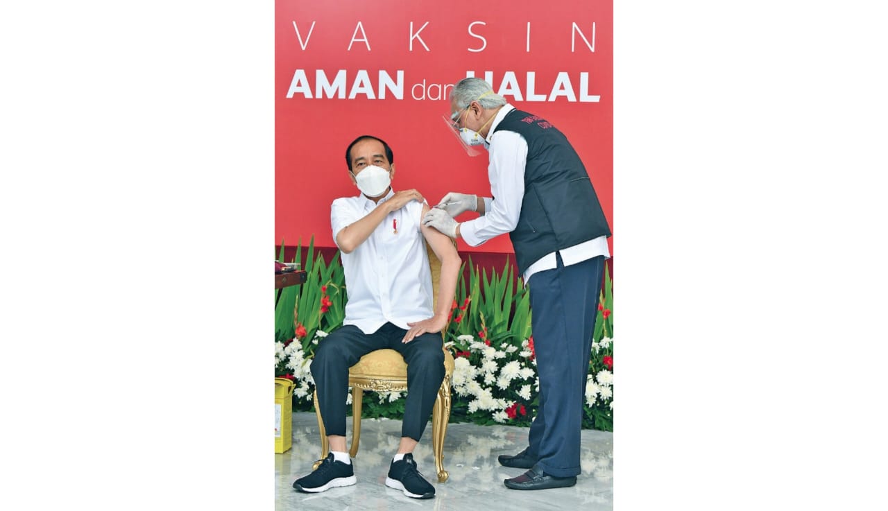 Presiden Joko Widodo disuntik dosis pertama vaksin covid-19 produksi Sinovac oleh vaksinator Wakil Ketua Dokter Kepresidenan Abdul Muthalib.
