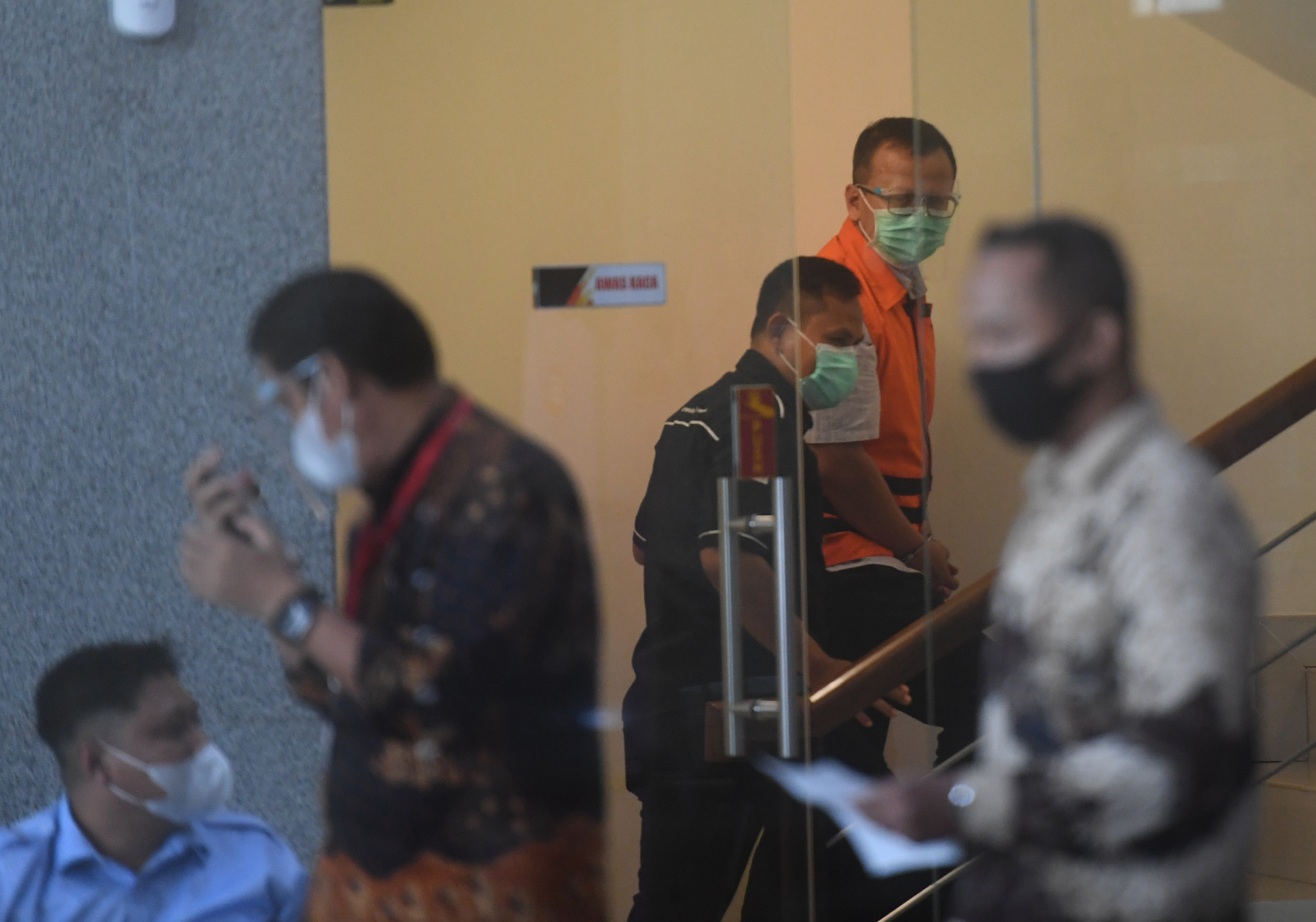 Tersangka Edhy Prabowo (rompi oranye) tiba untuk menjalani pemeriksaan di gedung KPK, Jakarta, Senin (18/1/2021)