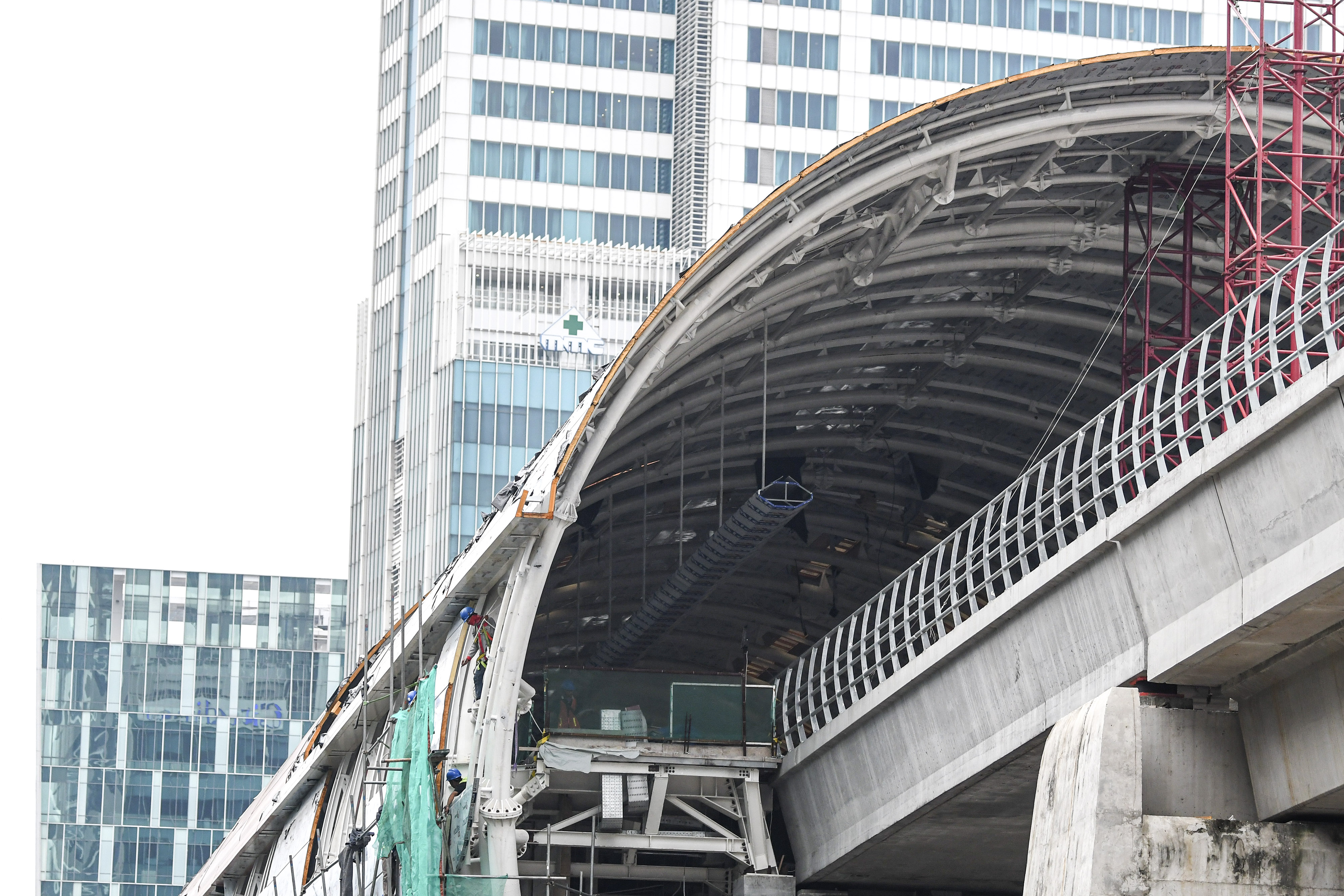 Pekerja menyelesaikan pembangunan proyek LRT Jabodebek di kawsan Rasuna Said, Jakarta, Kamis (19/11/2020).