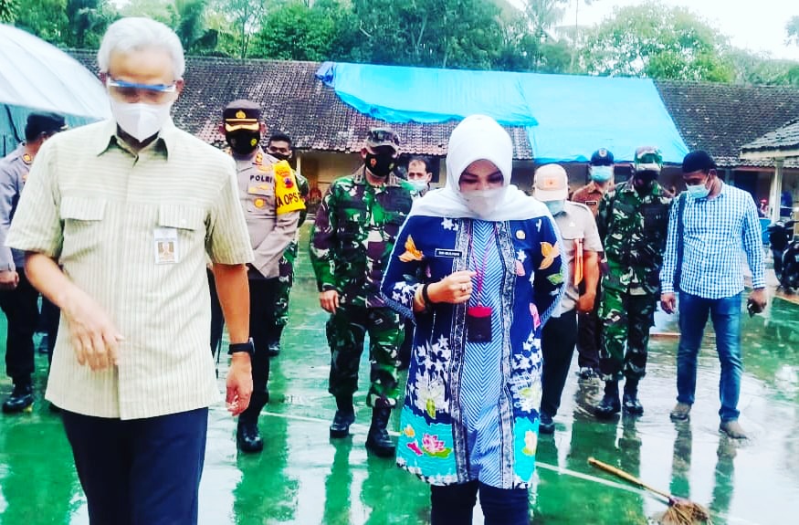 Gubernur Ganjar Pranowo didampingi Bupati Sri Mulyani saat mengunjungi pengungsi di TES Balai Desa Balerante, Selasa (19/1/2021).