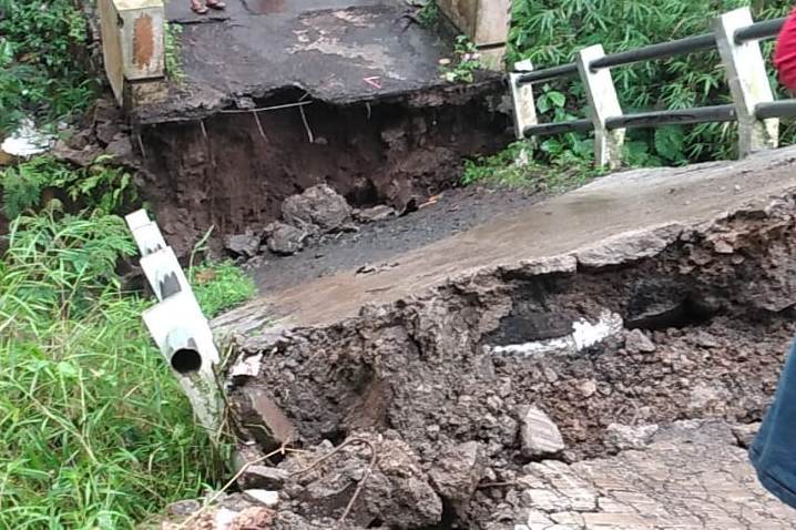 Jembatan penghubung dua desa putus.