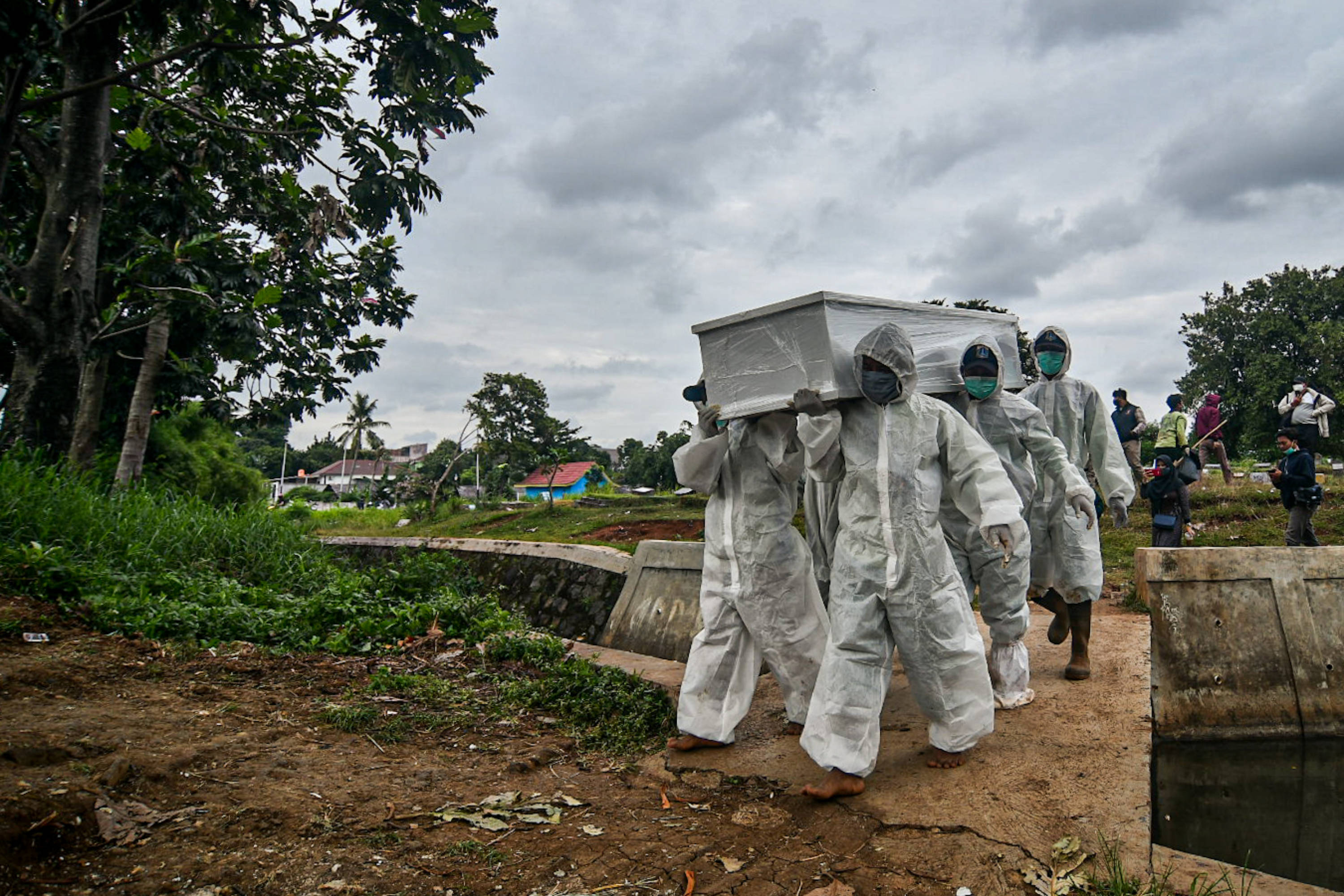 Pemerintah Provinsi DKI Jakarta menambah tempat pemakaman untuk jenazah covid-19 di Srengseng Sawah, Jakarta. 