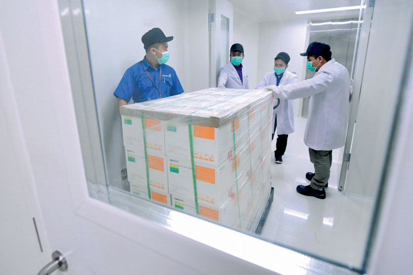 VAKSIN COVID-19: Petugas memindahkan vaksin covid-19 setibanya di Kantor Pusat Bio Farma, Bandung, Jawa Barat, Senin (7/12/2020).