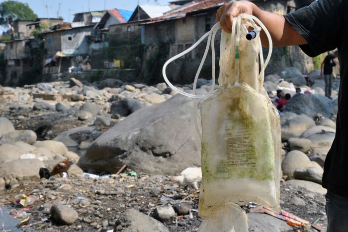 Ilustrasi limbah medis yang ditemukan di Sungai Ciliwung.  