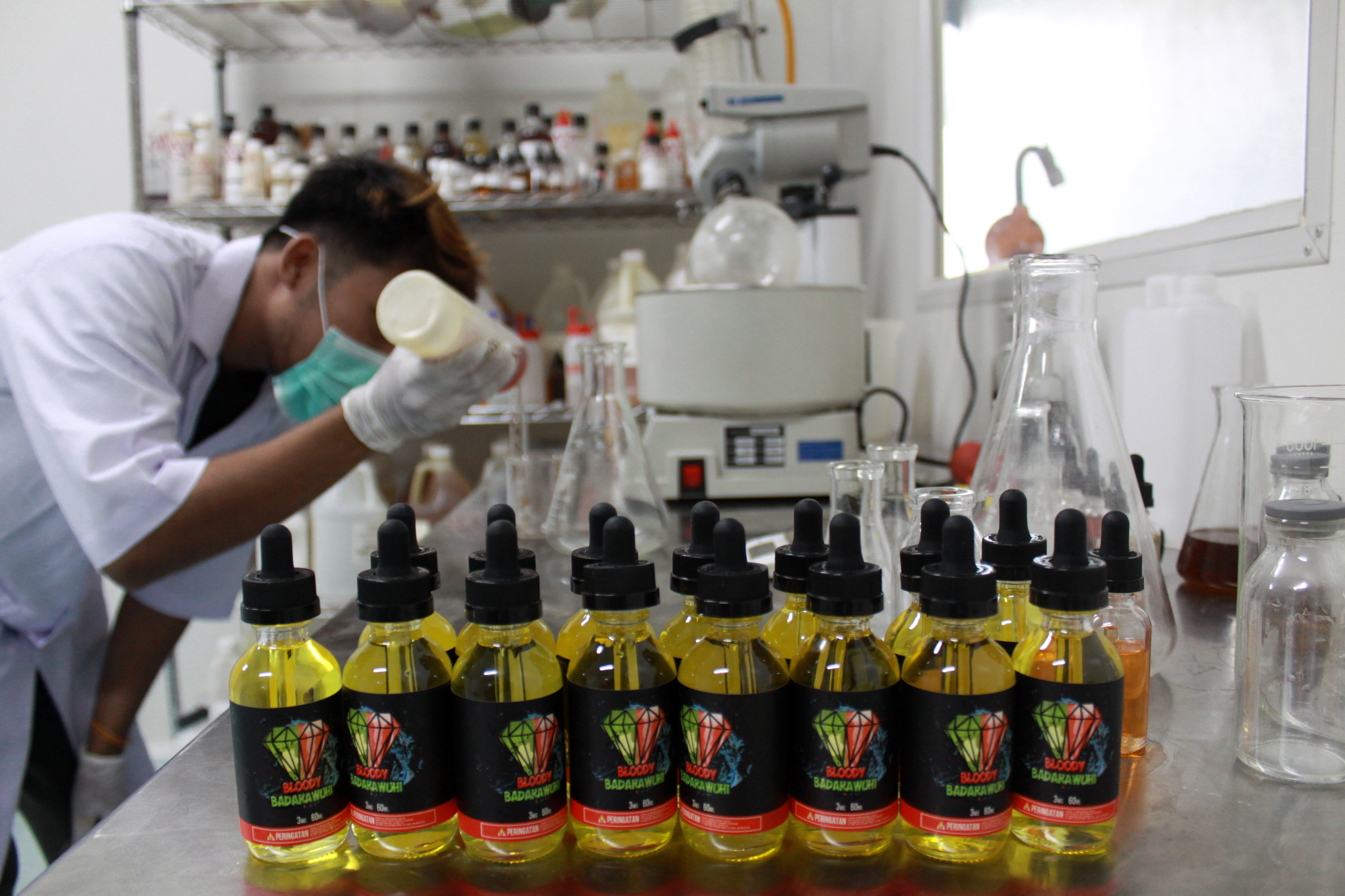 Pekerja di Sidoarjo membuat cairan untuk rokok elektrik