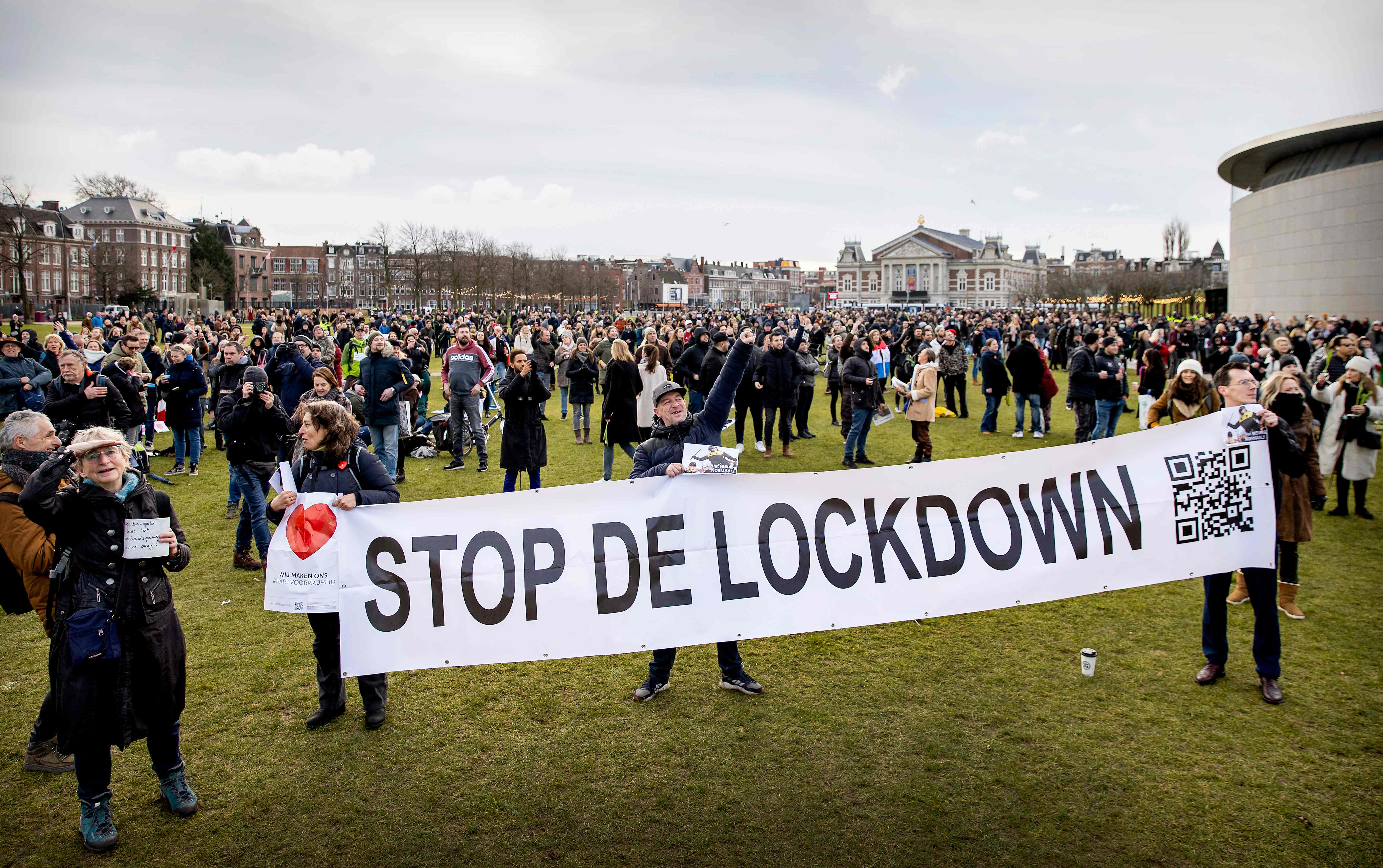 Demonstran yang menentang pemberlakuan lockdown di Belanda
