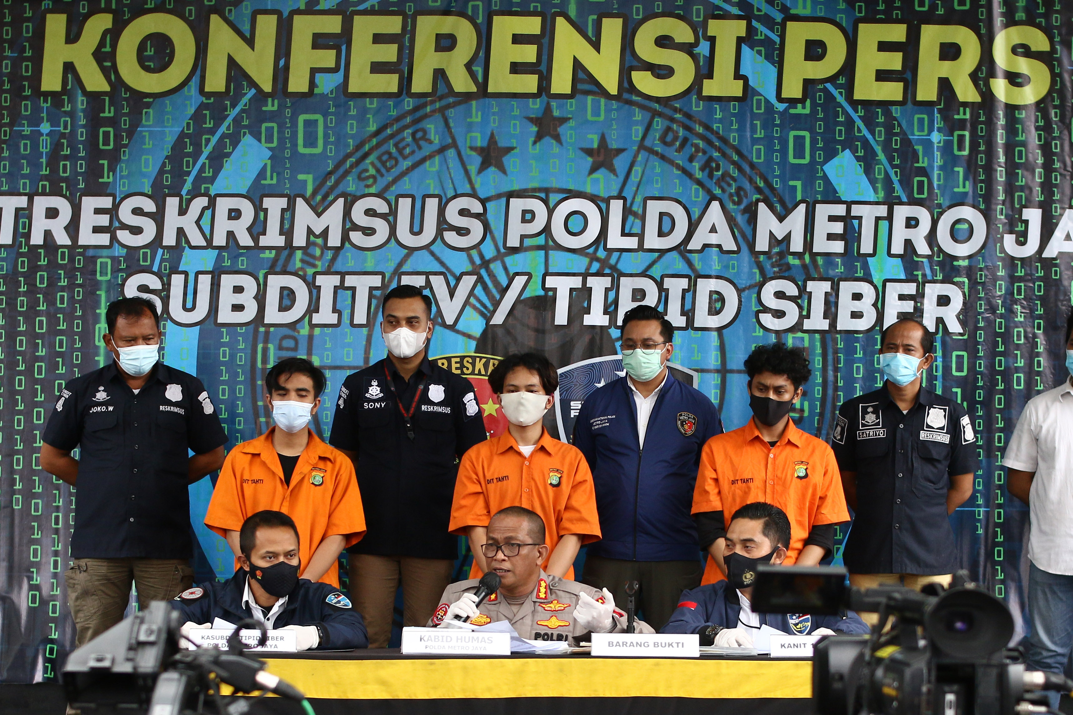 Tersangka pemalsu (rompi oranye) saat rilis kasus pemalsuan surat swab PCR covid-19 di Polda Metro Jaya, Jakarta, Kamis (7/1).