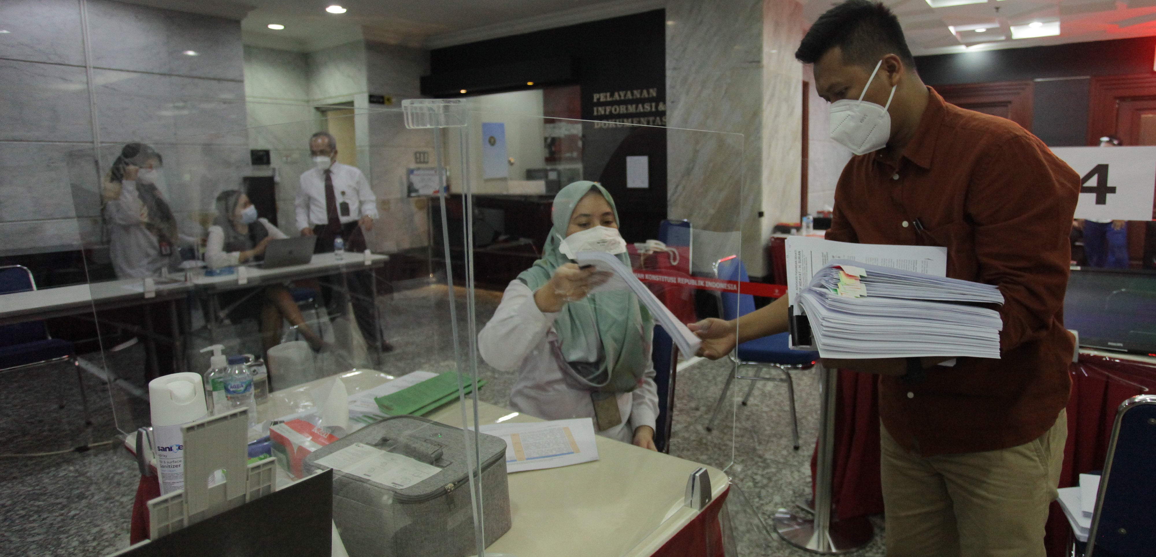 Petugas mengecek kelengkapan berkas gugatan pilkada serentak 2020 yang diajukan pemohon di Gedung Mahkamah Konstitusi (MK), Jakarta.