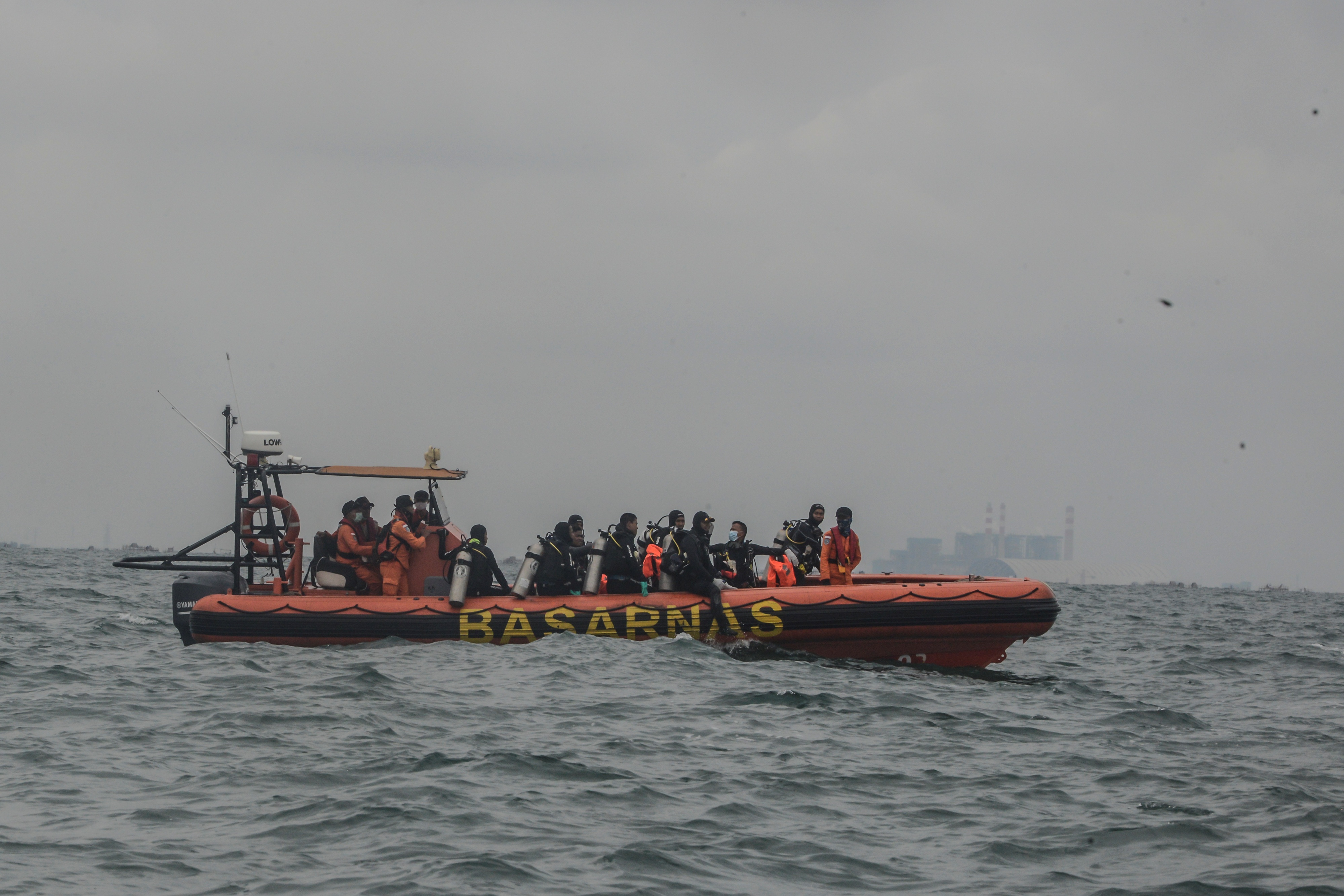 Basarnas melanjutkan operasi SAR pesawat Sriwijaya Air nomor penerbangan SJ 182 di perairan Kepulauan Seribu, Jakarta, Jumat (14/1).