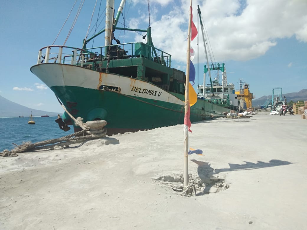 Aktivitas bongkar muat di pelabuhan Lewoleb masih tanah dan lobang menganga lama tak diperbaiki mengancam keselamatan penumpang.