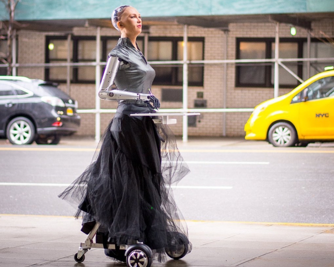 Robot humanoid Sophia akan diproduksi massal tahun ini.