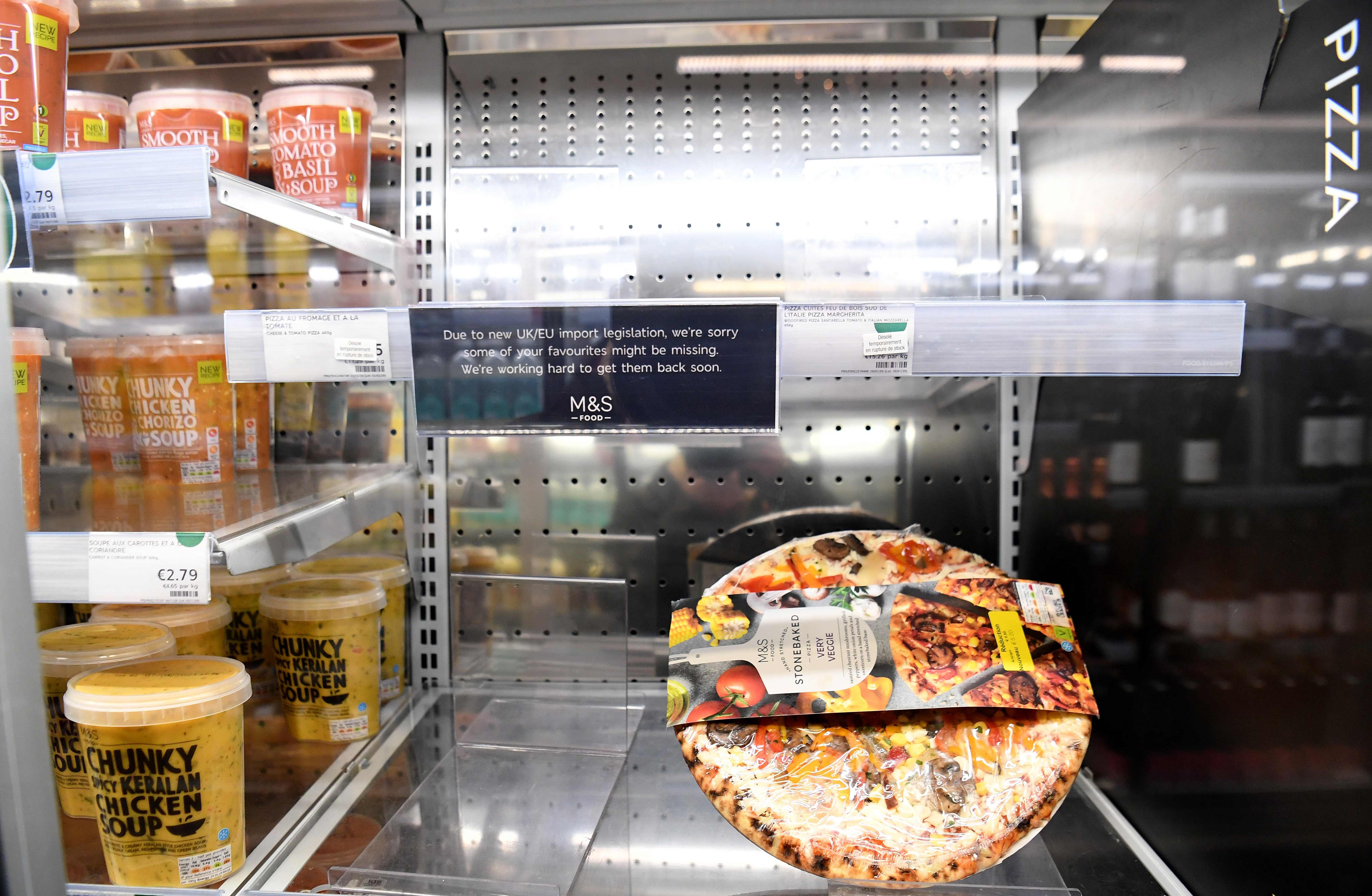Sejak Inggris keluar secara resmi dari UE pada 1 Januari.  rak-rak kosong di toko M&S (Marks & Spencer) di pusat kota Paris. 