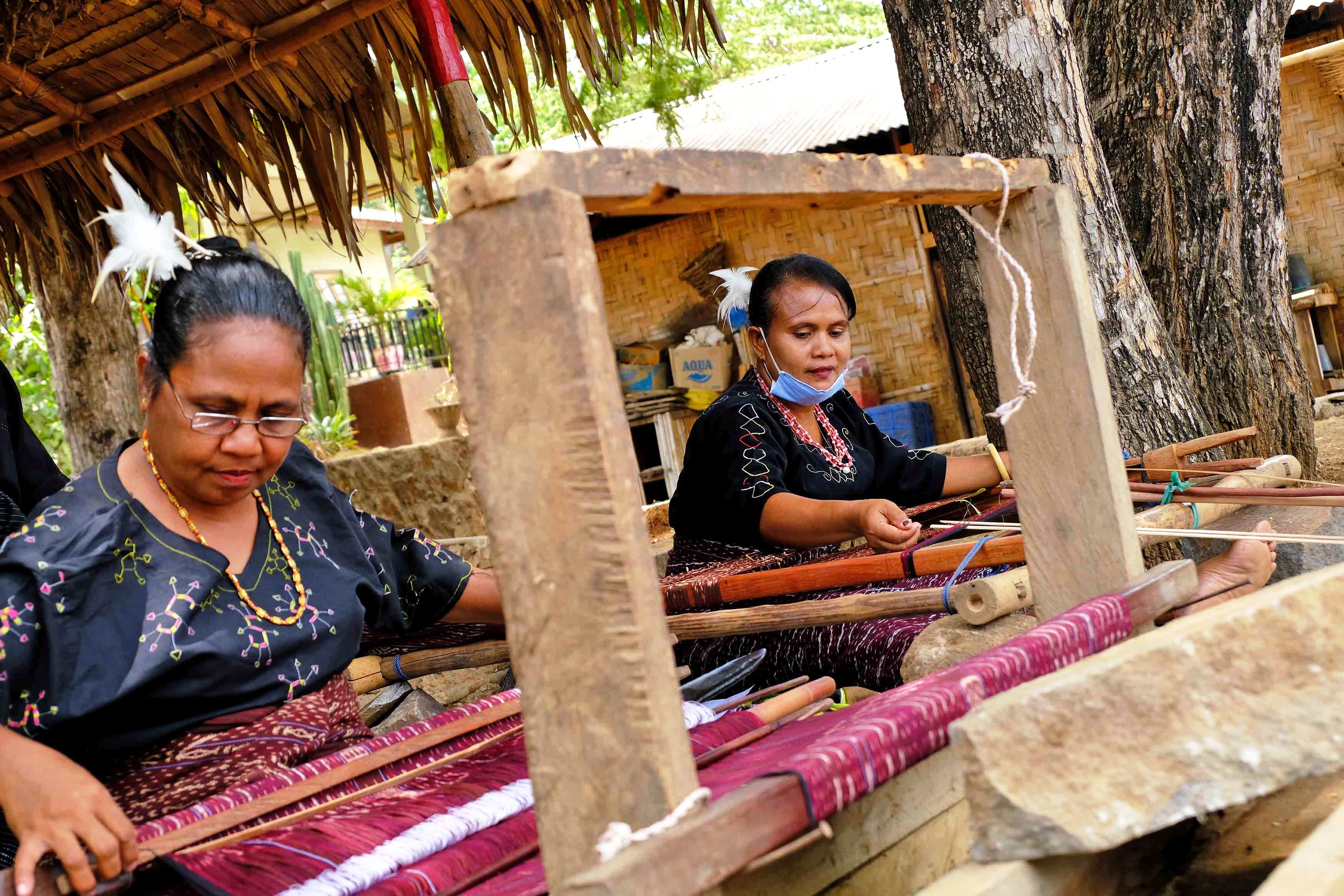 Ilustrasi penenun ikat.