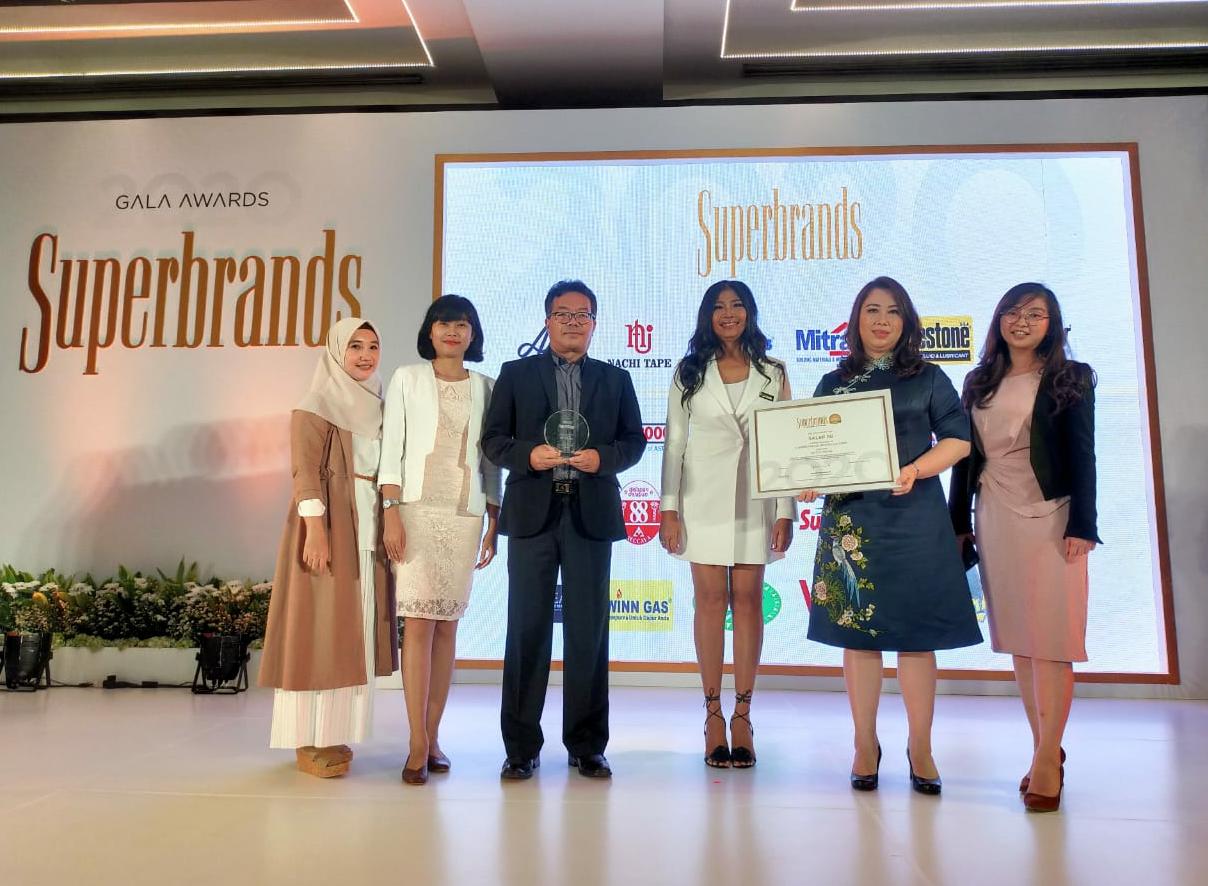 Presiden Direktur PT Meccaya, Ricky Surya Prakasa, saat menerima penghargaan Superbrands Award 2020.