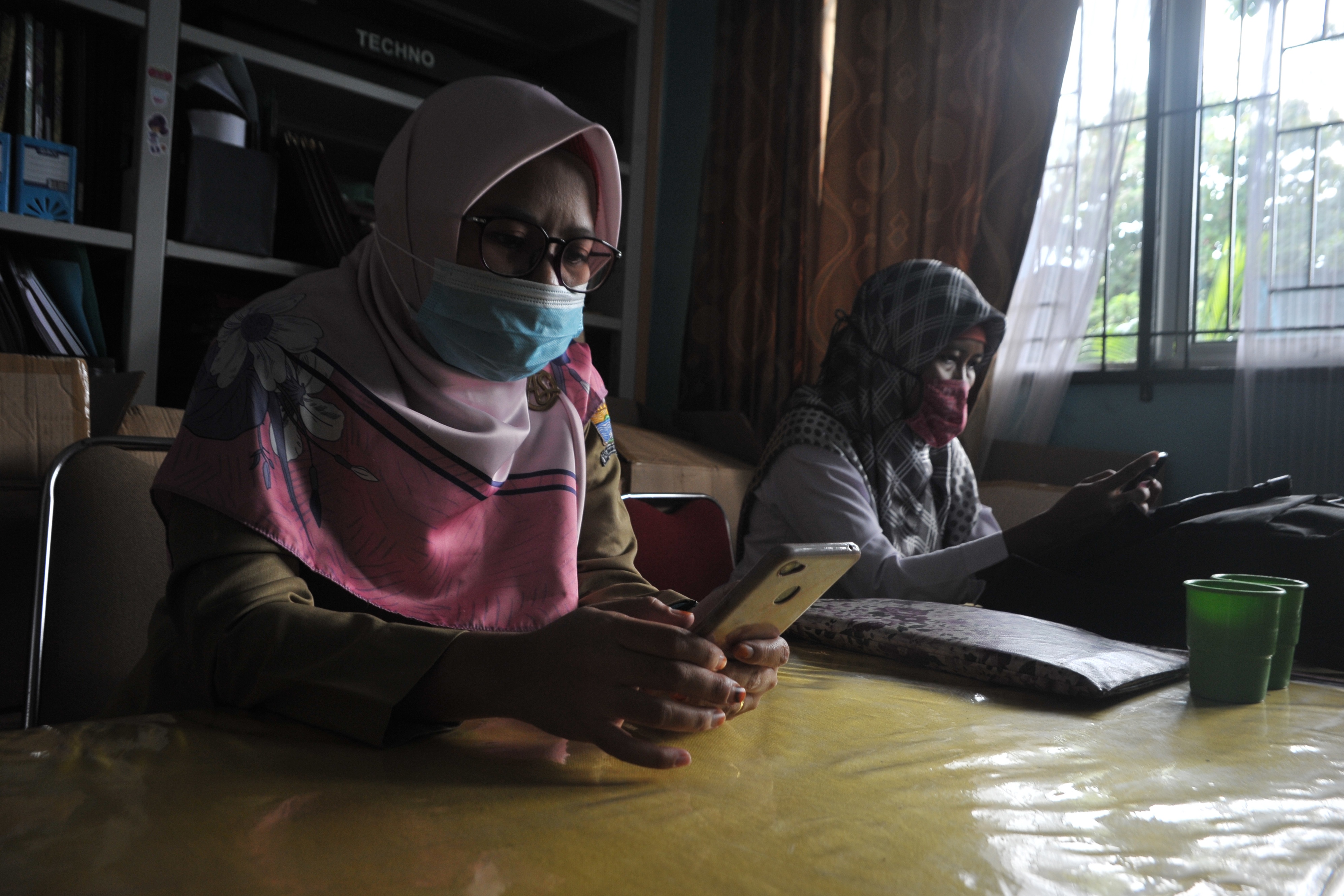 Guru melakukan pembelajaran jarak jauh dengan sistem daring pada hari pertama sekolah usai libur semester ganjil di Palembang, Sumsel.