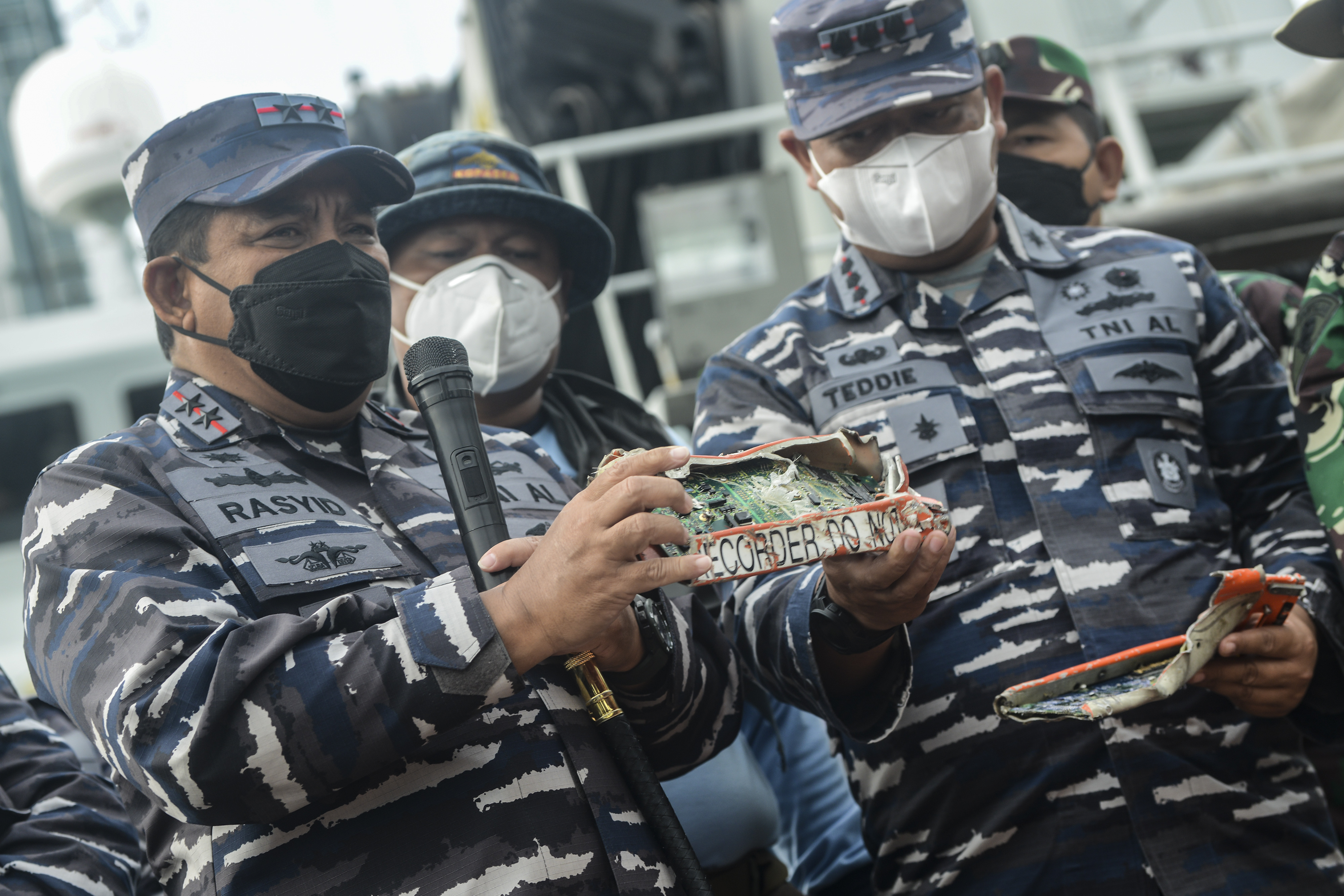 Panglima Kormada I Laksda Abdul Rasyid menunjukkan kotak penyimpan memori CVR pesawat SJ 182 yang ditemukan tim SAR