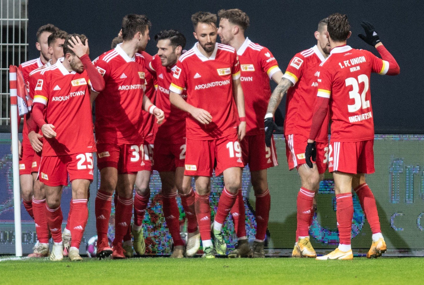 Para pemain Union Berlin melakukan selebrasi usai mencetak gol ke gawang Bayer Leverkusen di laga Bundesliga.