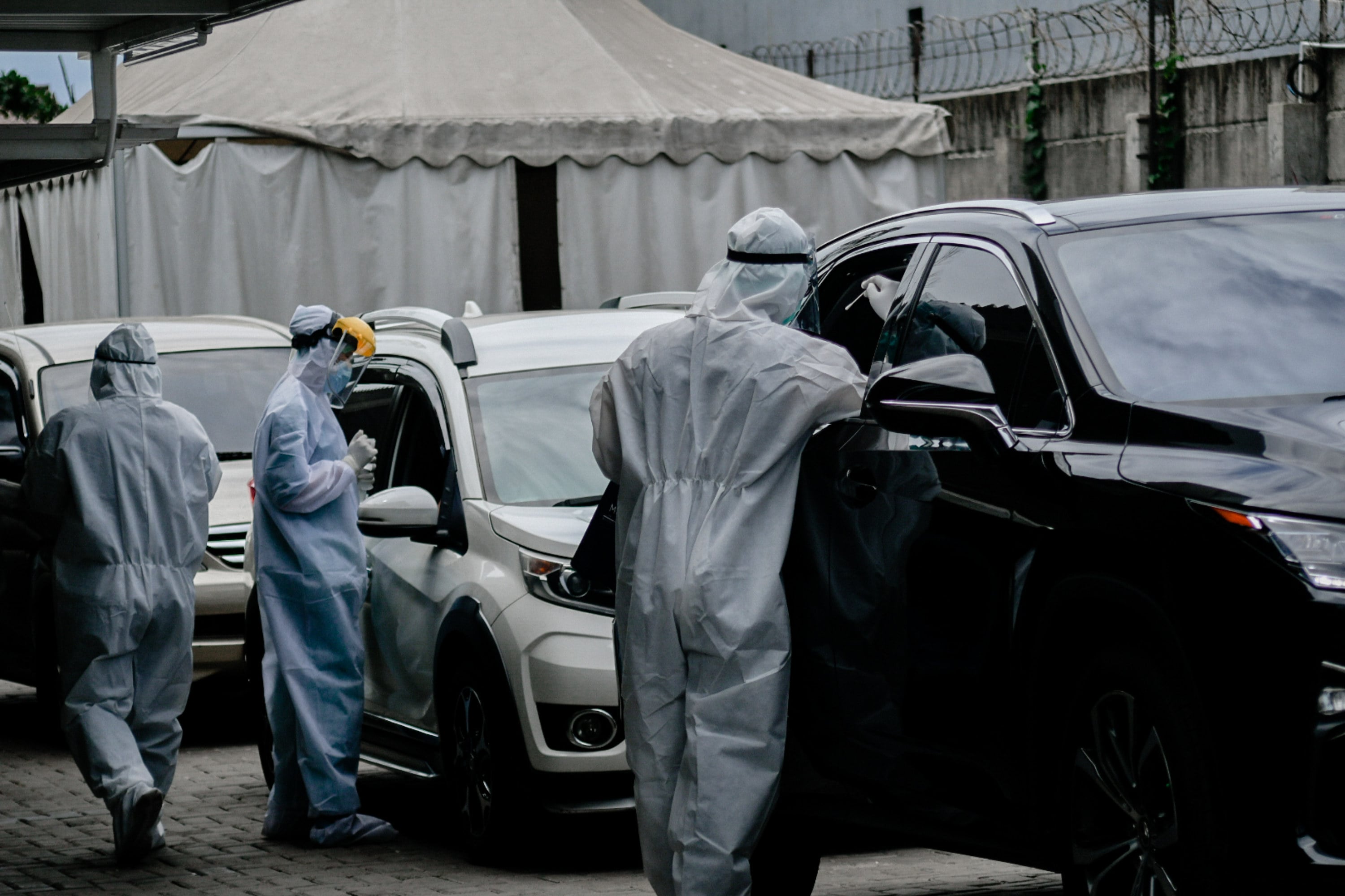 Sejumlah tenaga medis melakukan tes usap kepada warga di Jakarta, Rabu (16/12/2020). 