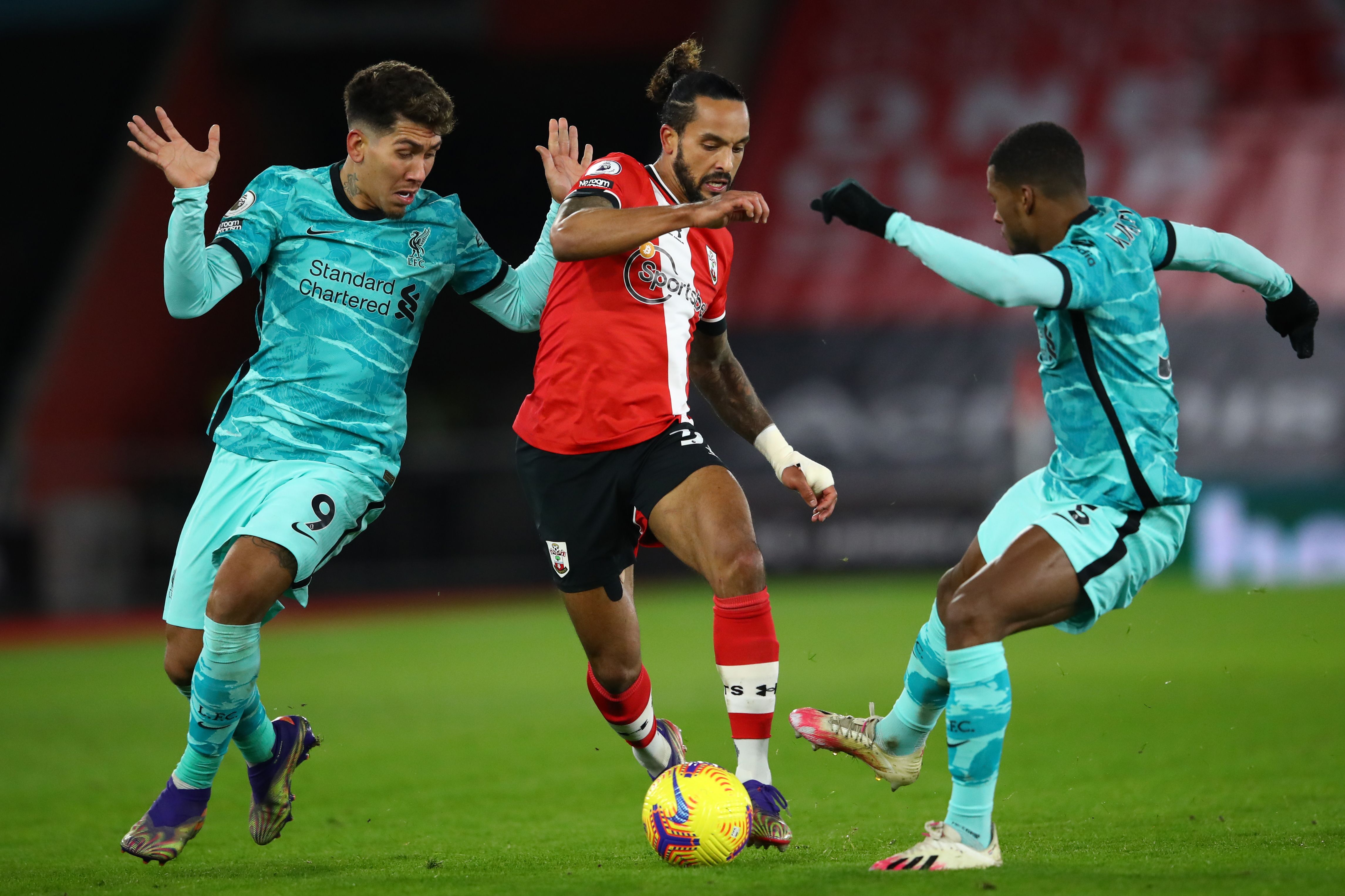 Laga Liga Primer Inggris antara Southampton dan Liverpool. Meski Inggris lockdown, olahraga elite tetap berlanjut.