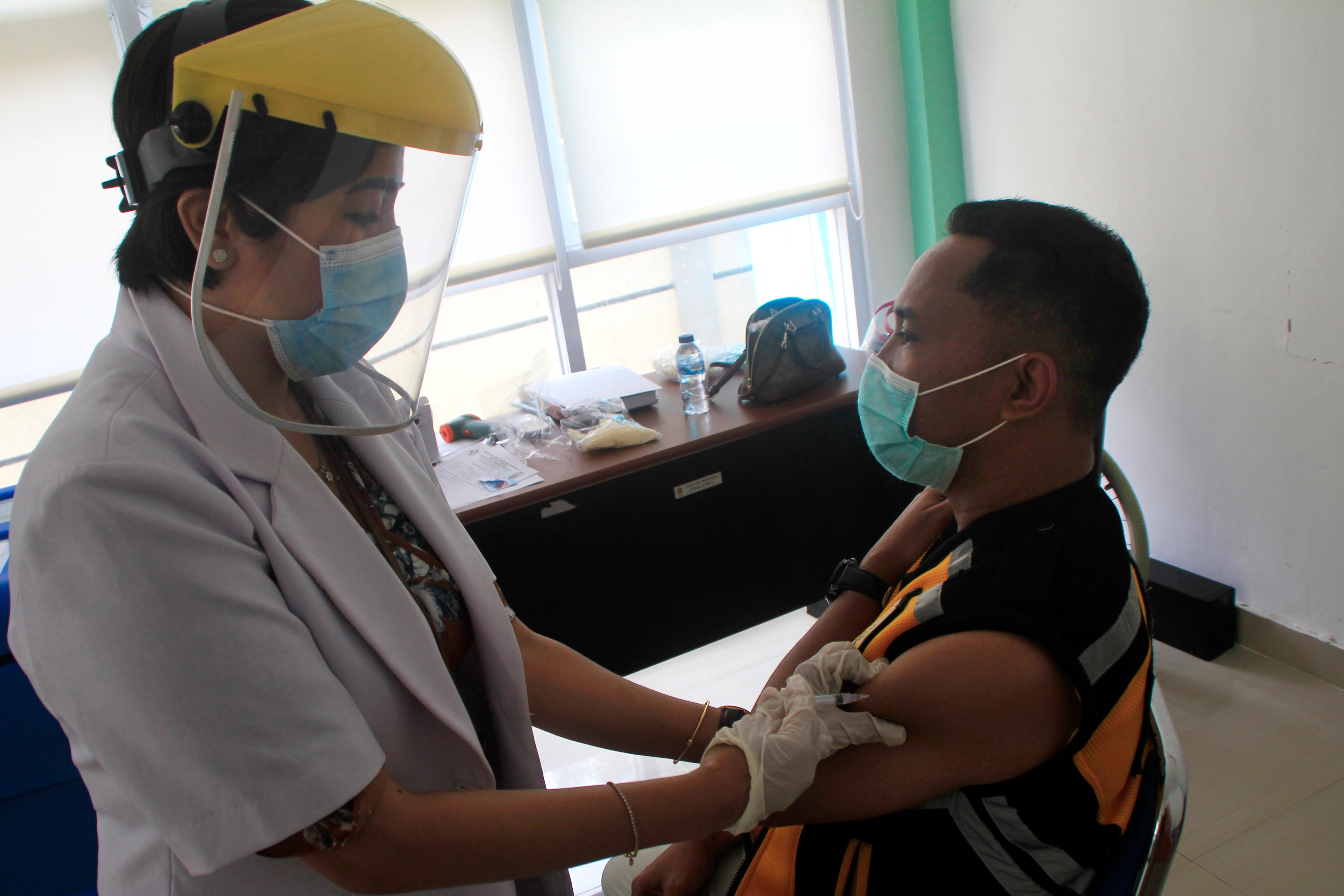 Petugas bersiap menyuntikkan vaksin covid-19 ke petugas KKP Kupang di kantor KKP Kota Kupang, NTT.