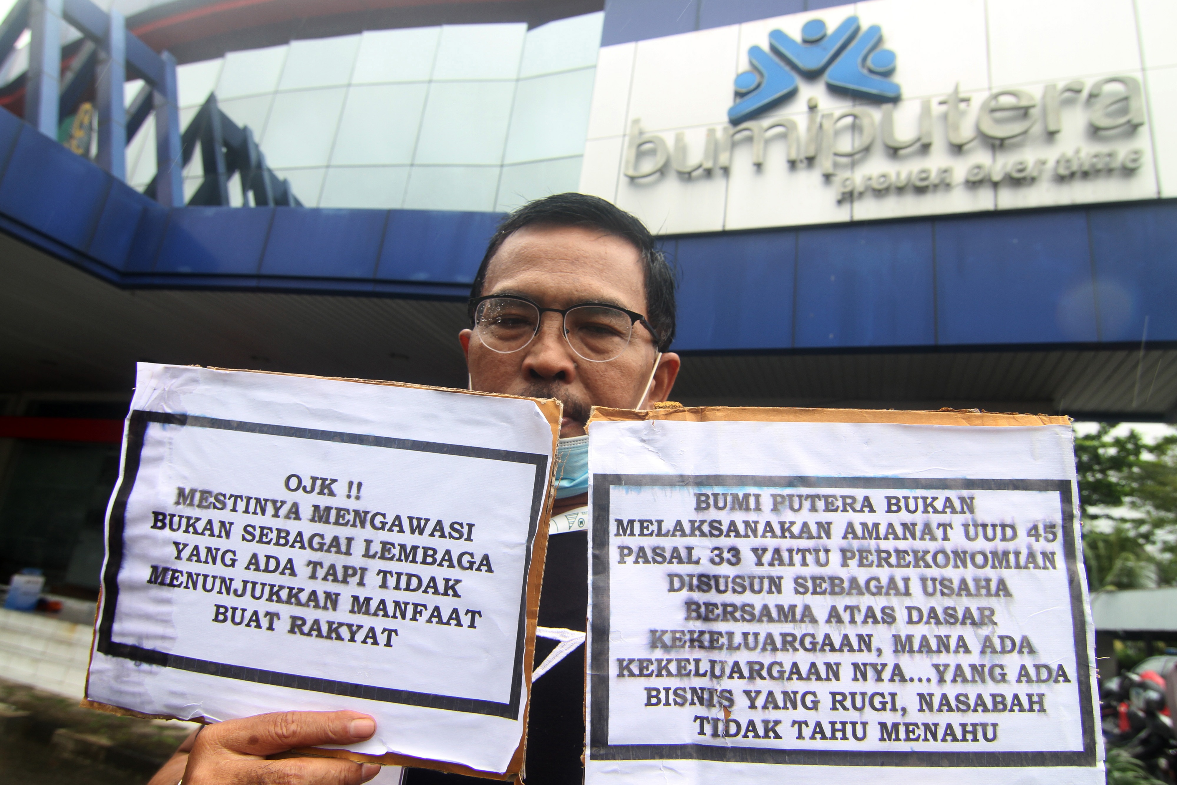 Perwakilan nasabah Asuransi Jiwa Bersama Bumiputera 1912 wilayah Kalbar Suryansyah berunjuk rasa di Kantor Bumiputera, Pontianak.