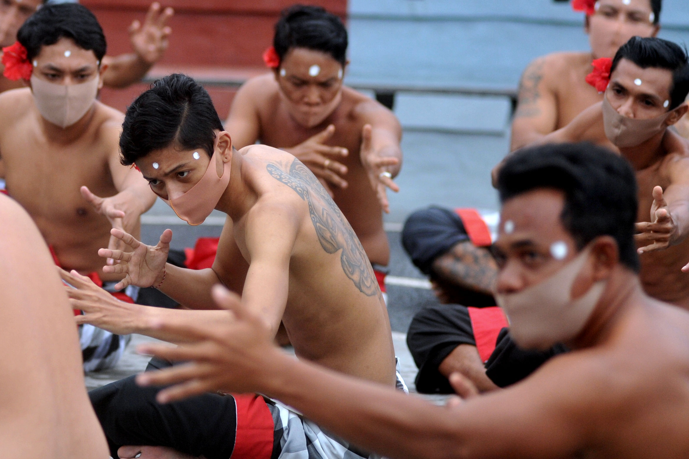 Penari tampil saat pertunjukan terakhir Tari Kecak Uluwatu sebelum ditiadakan sementara di kawasan Uluwatu, Badung, Bali, Jumat (8/1).