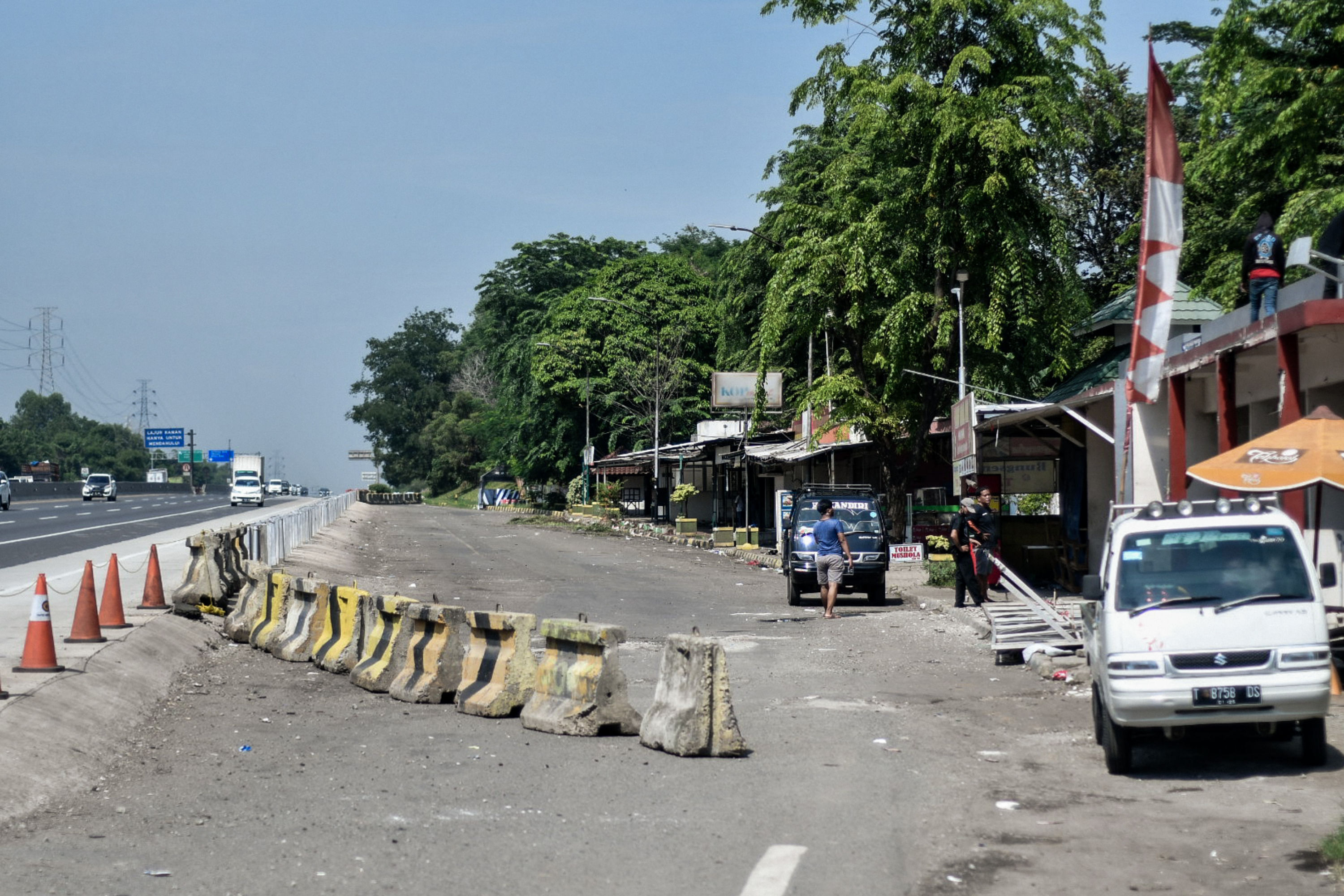 Suasana Rest Area KM 50 A Tol Jakarta-Cikampek, Kamis (24/12/20), lokasi bentrokan antara polisi dengan laskar Front Pembela Islam.