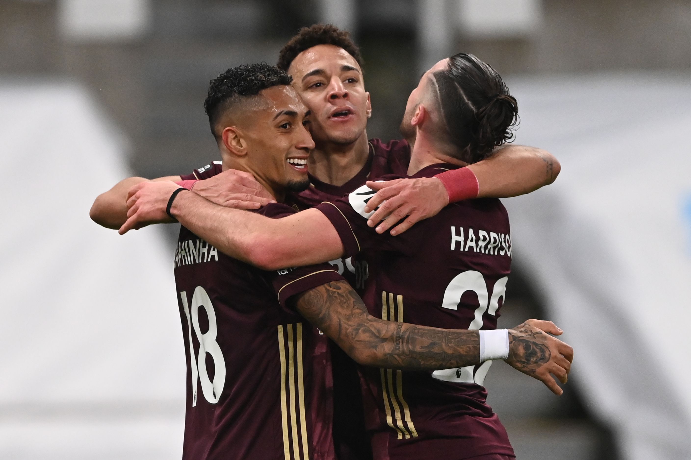 Para pemain Leeds United melakukan selebrasi usai mencetak gol ke gawang Newcastle United di laga Liga Primer Inggris.