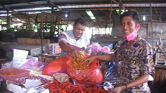 Pedagang dan pembeli tengah bertransaksi di Pasar Baru Porong, Kabupaten Sidoarjo, Jawa Timur