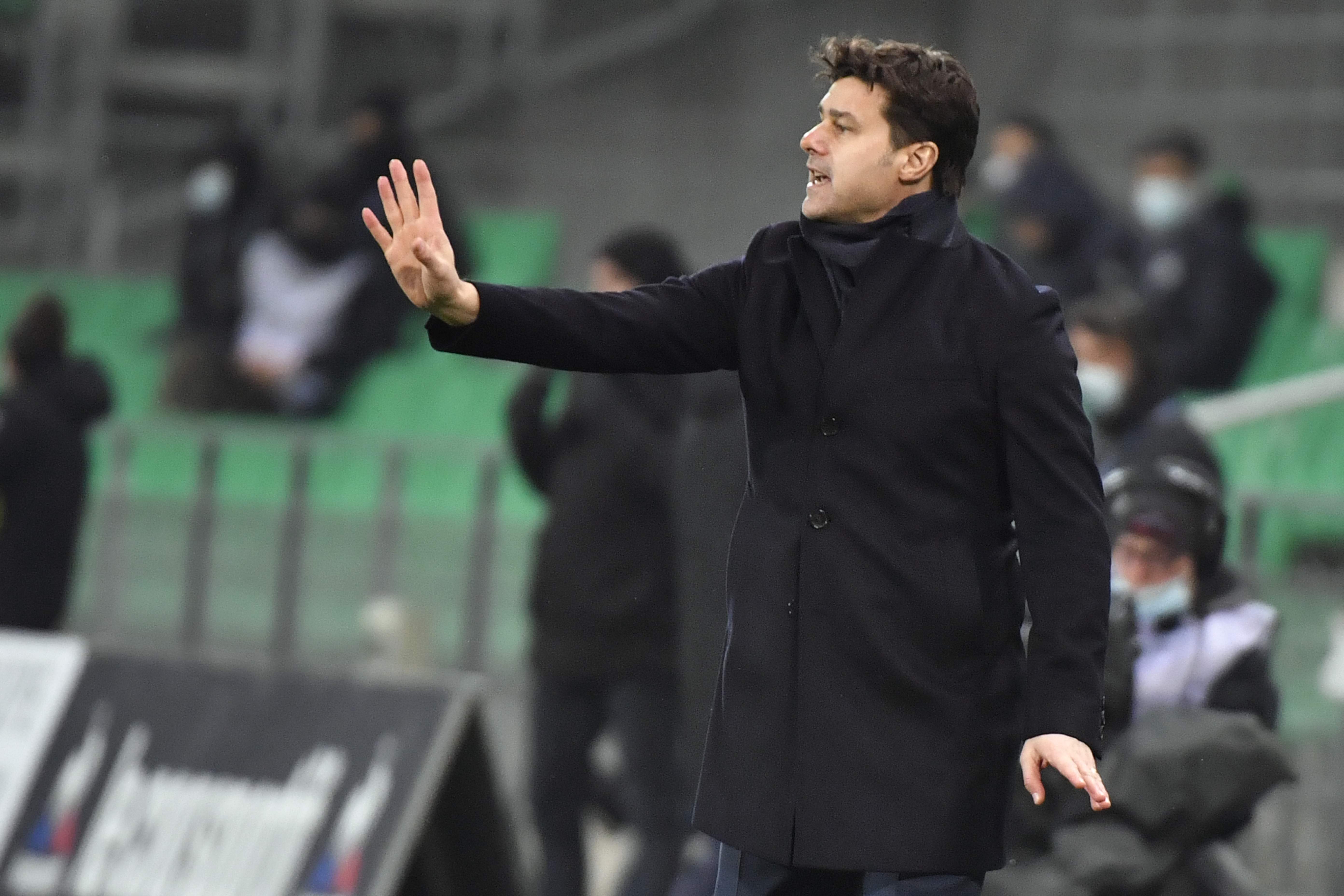 Pelatih PSG Maurico Pochettino memberi instruksi kepada pemainnya dalam laga Ligue 1 melawan Saint-Etienne.