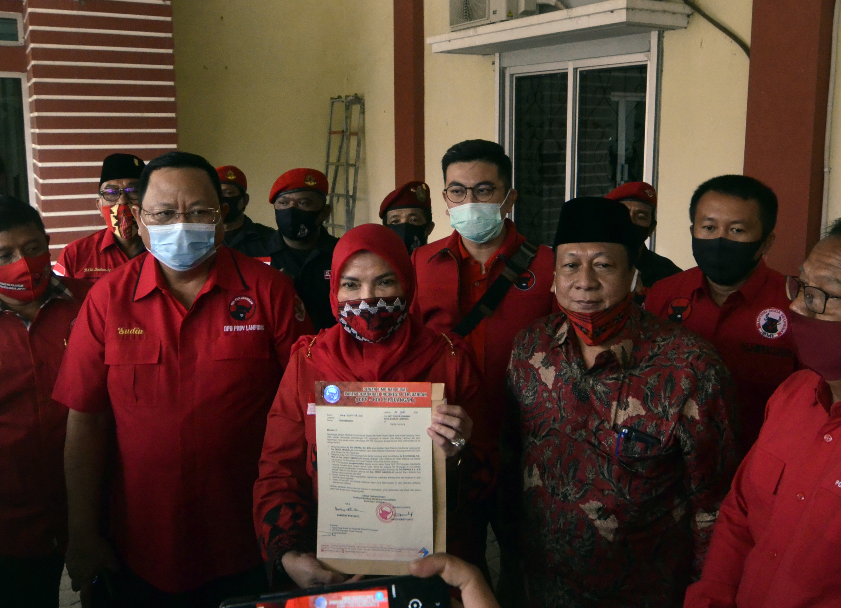 Pasangan Eva Dwiana dan Dedi Amrullah (baju batik) sebagai pasangan bakal calon Wali Kota dan Wakil Wali Kota Bandar Lampung tahun 2020. 