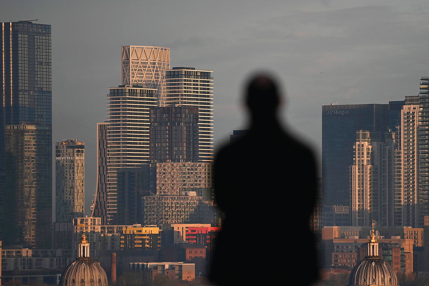 SEKTOR JASA KEUANGAN INGGRIS: Gedung-gedung perkantoran di distrik bisnis Canary Wharf di London, Inggris (9/11/2020).