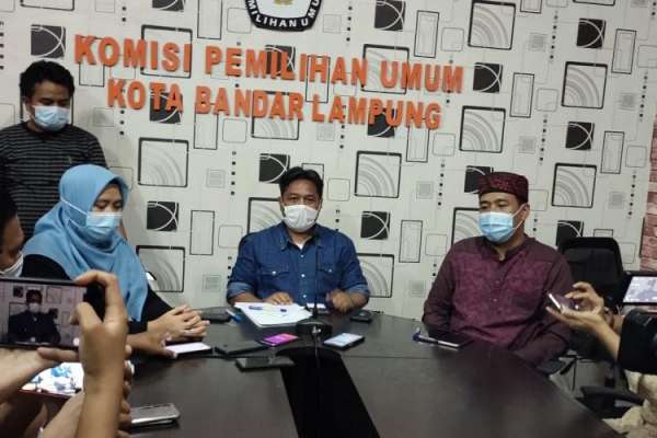 Ketua KPU Bandar Lampung Dedi Triyadi dan jajaran