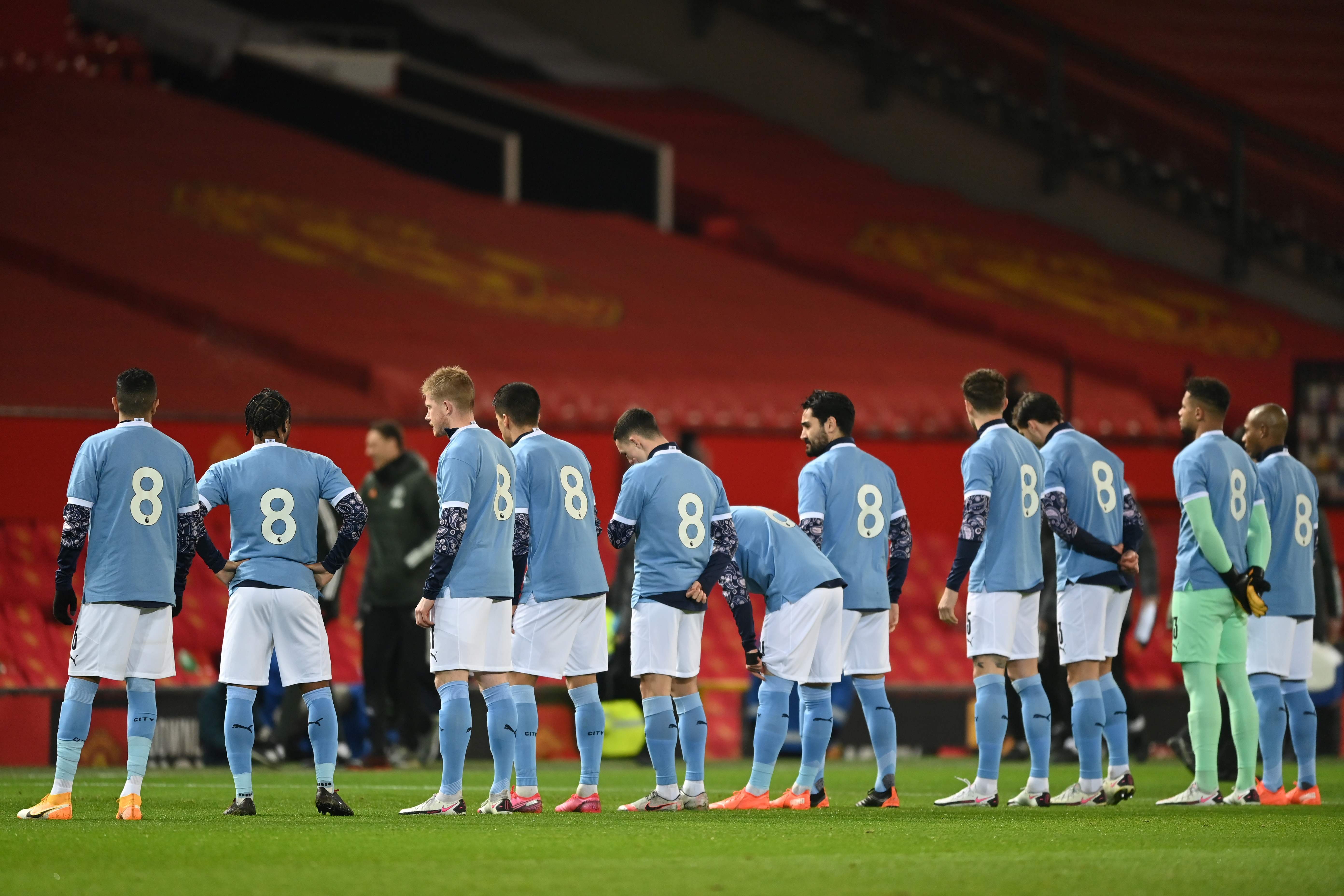 Para pemain Manchester City mengenakan jersey nomor 8 milik Colin Bell sebelum laga semifinal Piala Liga melawan Manchester United.