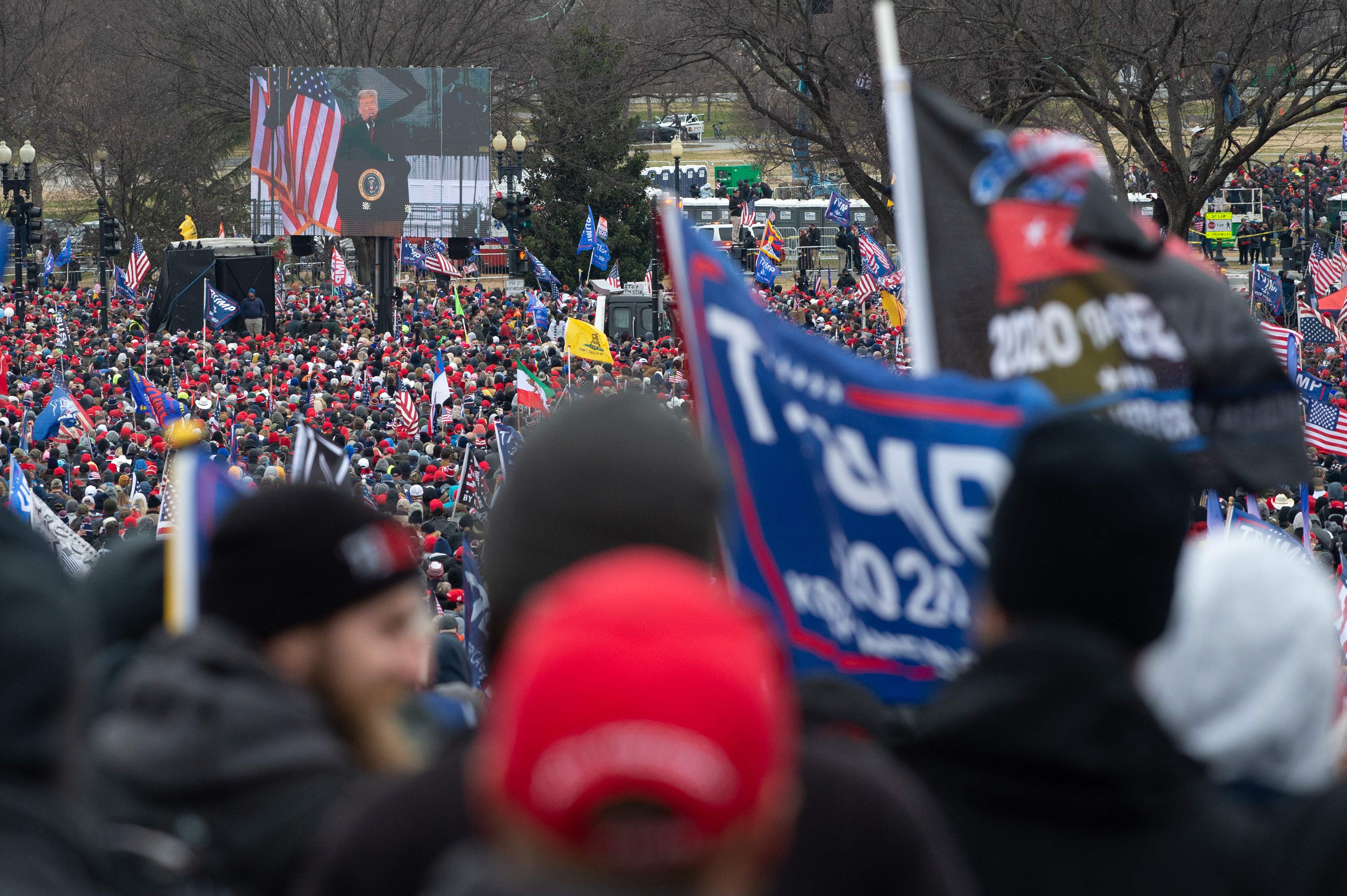 Pendukung Donald Trump berkumpul di dekat Gedung Putih untuk mendengar Presiden AS itu berpidato.