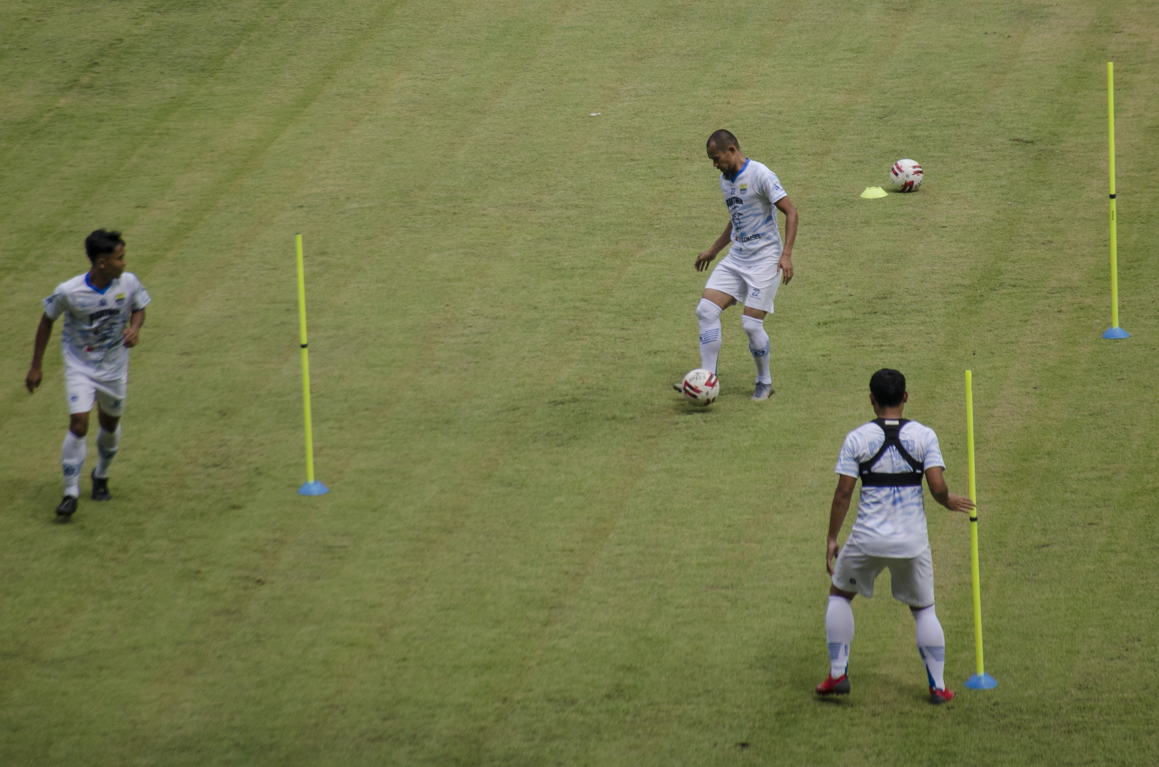 Sejumlah pesepak bola Persib Bandung melakukan latihan di Stadion GBLA, Bandung, Jawa Barat