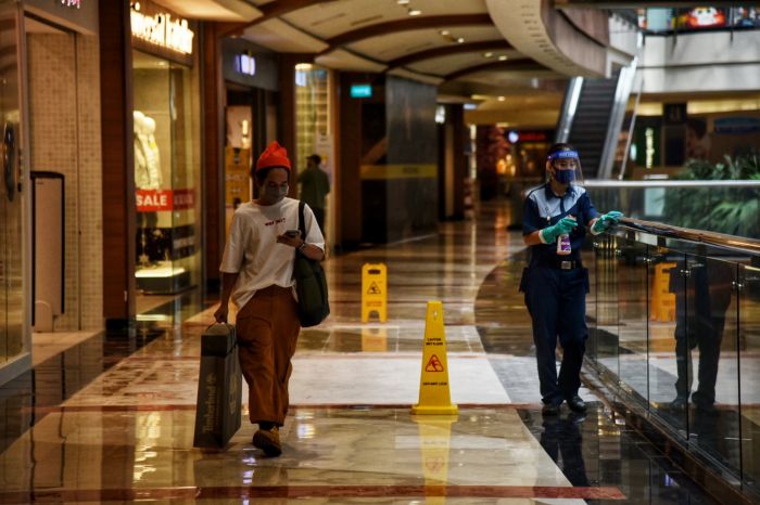 Suasana Pondok Indah Mal, Jakarta Selatan saat pemberlakukan PPKM.