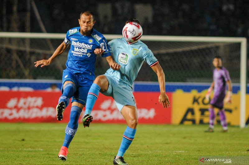 Pemain Persib Bandung Supardi Nasir (kiri) berebut bola dengan pemain Persela Rafael Oliviera pada laga pekan pertama Liga 1 Indonesia.