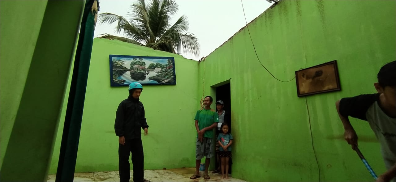 Warga Kampung Pasir Kota Tasikmalaya melihat rumahnya tidak memiliki atap lagi setelah angin kencang menyapu rumahnya.