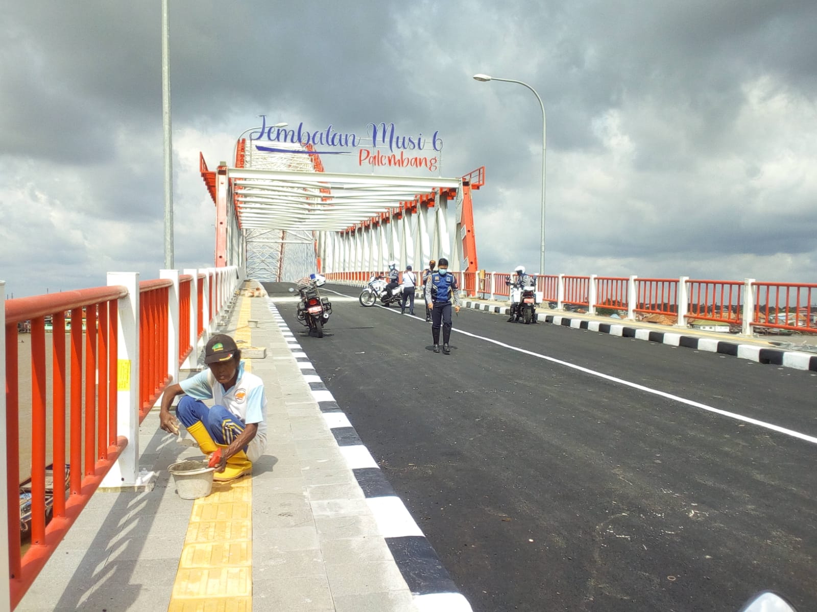 Petugas sedang melakukan finishing di Jembatan Musi VI Palembang, Sumatera Selatan.