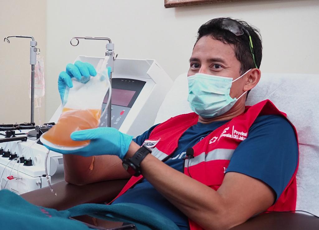 Menparekraf Sandiaga Salahuddin Uno melakukan donor plasma konvalesen di Kantor Palang Merah Indonesia, Jakarta Pusat, Rabu (27/1).