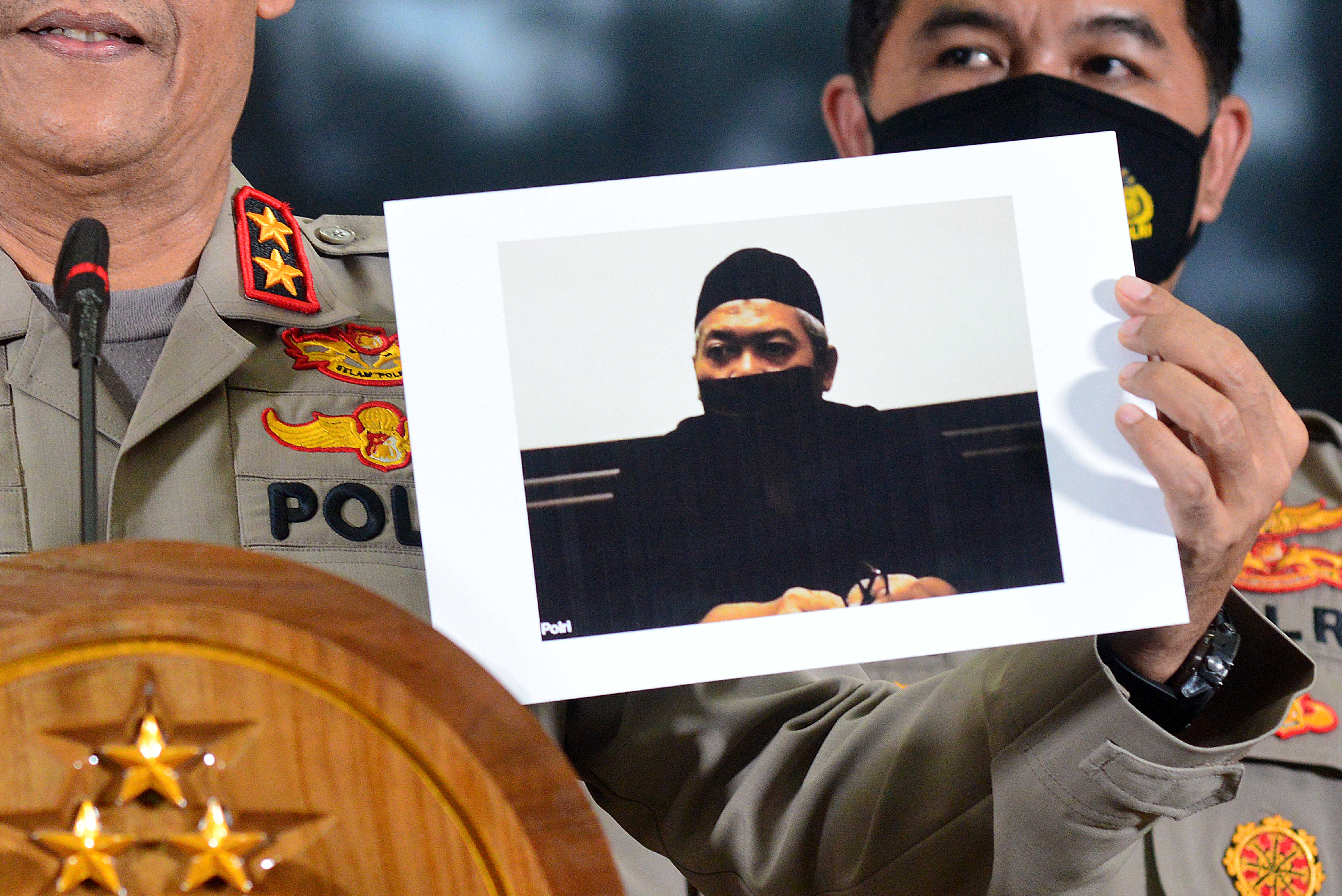 Polri menunjukkan foto pimpinan Jamaah Islamiyah (JI) Para Wijayanto. 