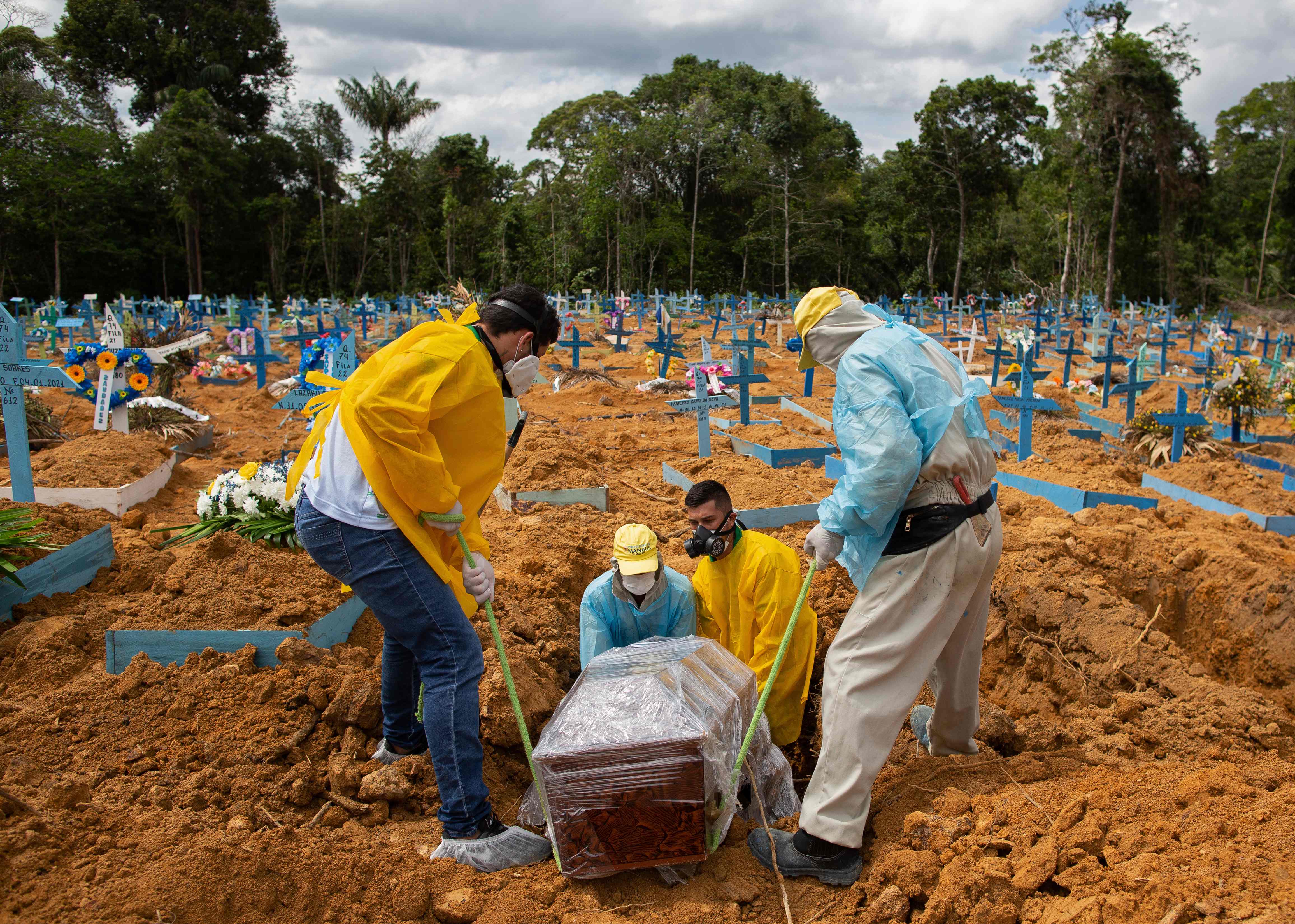 Petugas memakamkan pasien covid-19 di Manaus, Brasil.