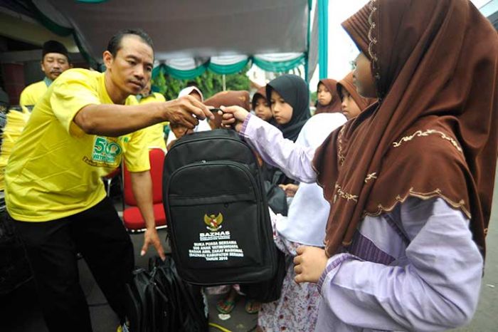 Para siswa yang mendapat bantuan beasiswa dari Lembaga Beasiswa Baznas (LBB).  