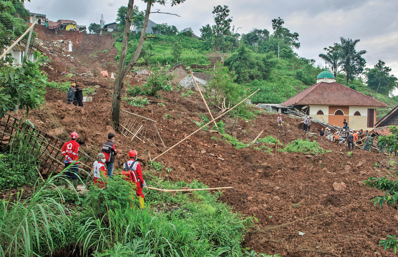 Tanah longsor menimbun permukiman di Cimanggung, Kabupaten Sumedang, Jawa Barat, kemarin.
