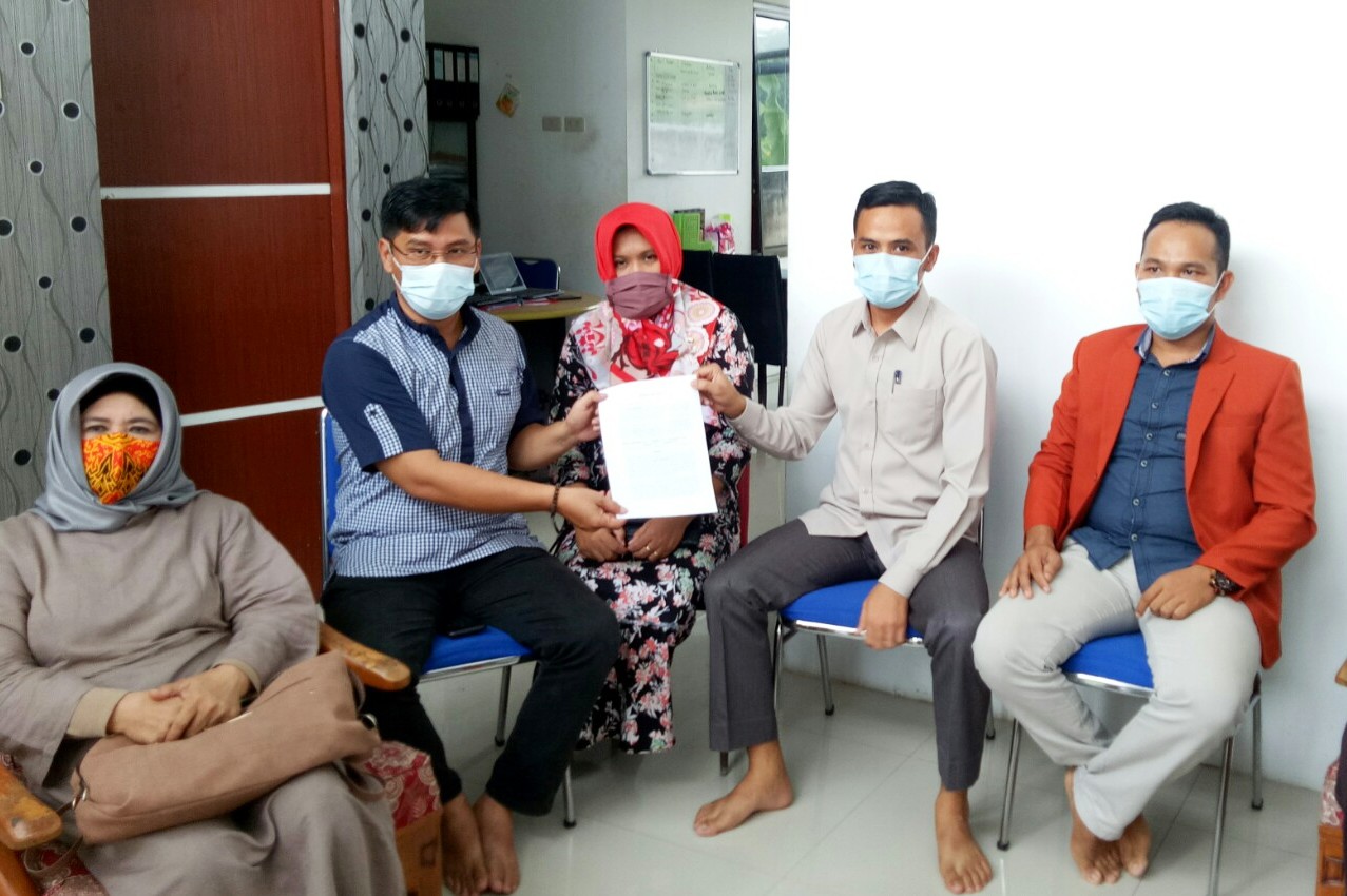 Orangtua santri korban penganiayaan ustaz di Kantor Pengacara.