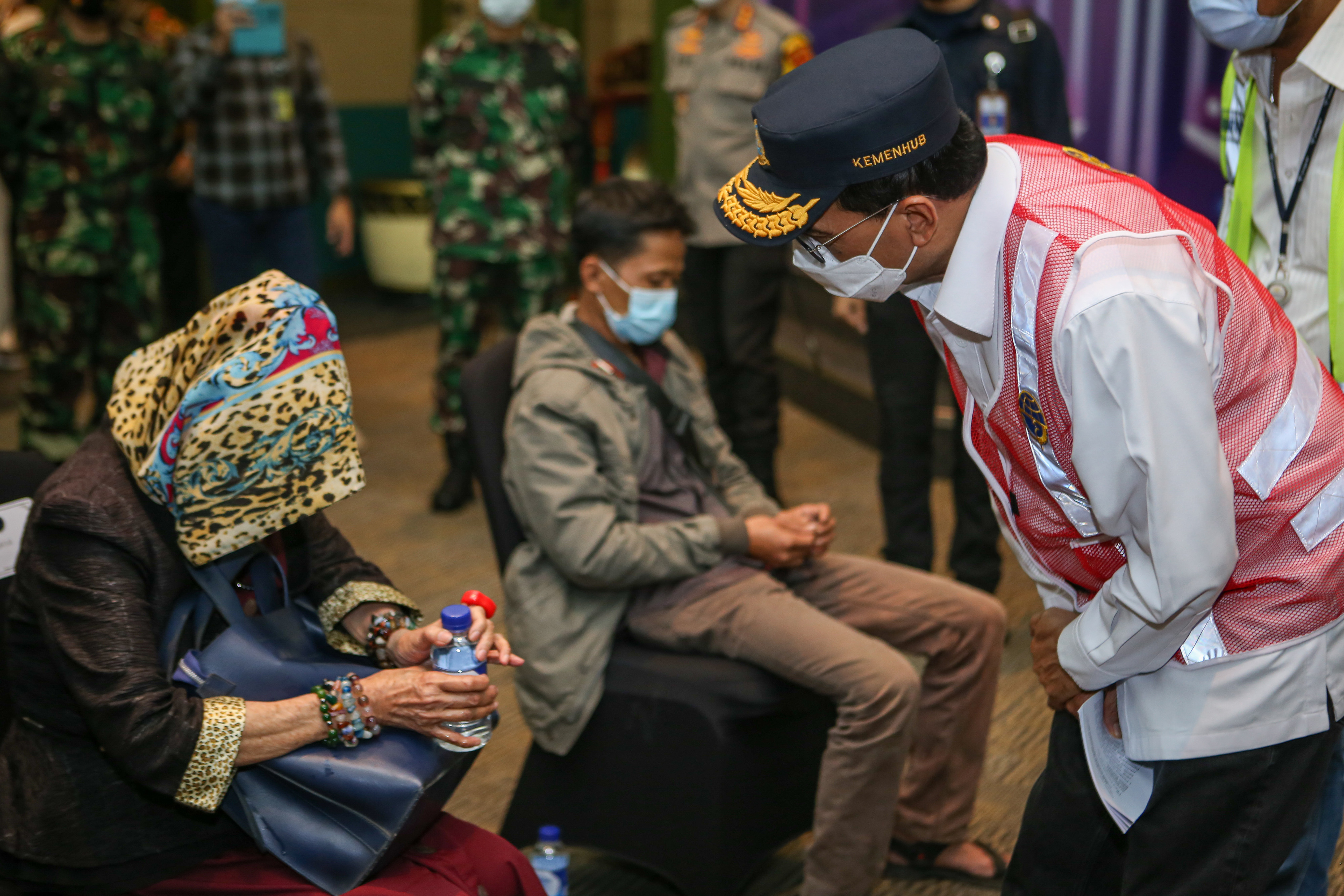 Menhub Budi Karya Sumadi berbincang dengan keluarga penumpang pesawat Sriwijaya Air SJ-182 di Bandara Soekarno-Hatta, Tangerang, Senn (11/1)