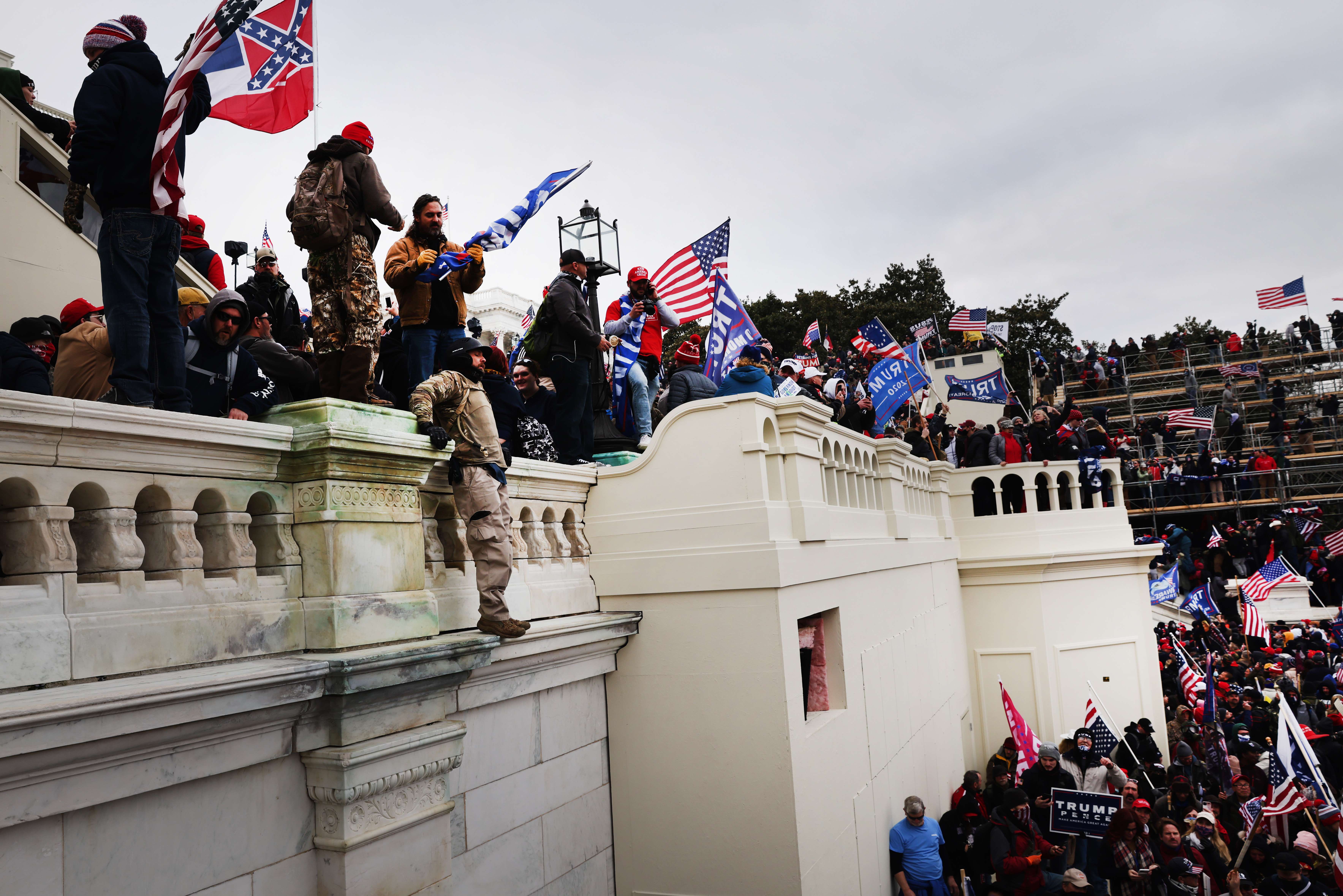 Pendukung Presiden AS Donald Trump menyerbu Gedung Capitol di Washington, DC.