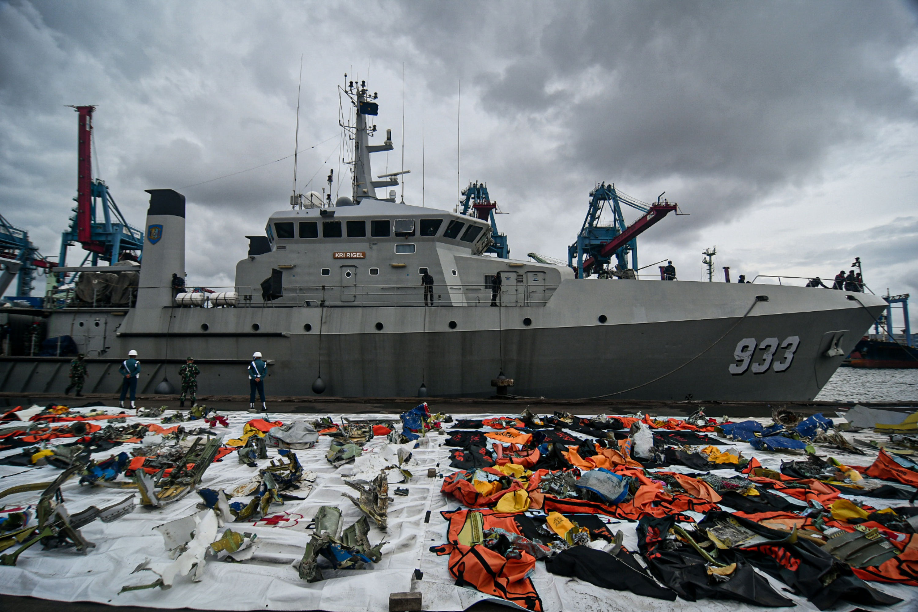  Bakamla dan KRI Rigel 933 menyerahkan kantong jenazah korban dan serpihan pesawat Sriwijaya Air SJ 182. 